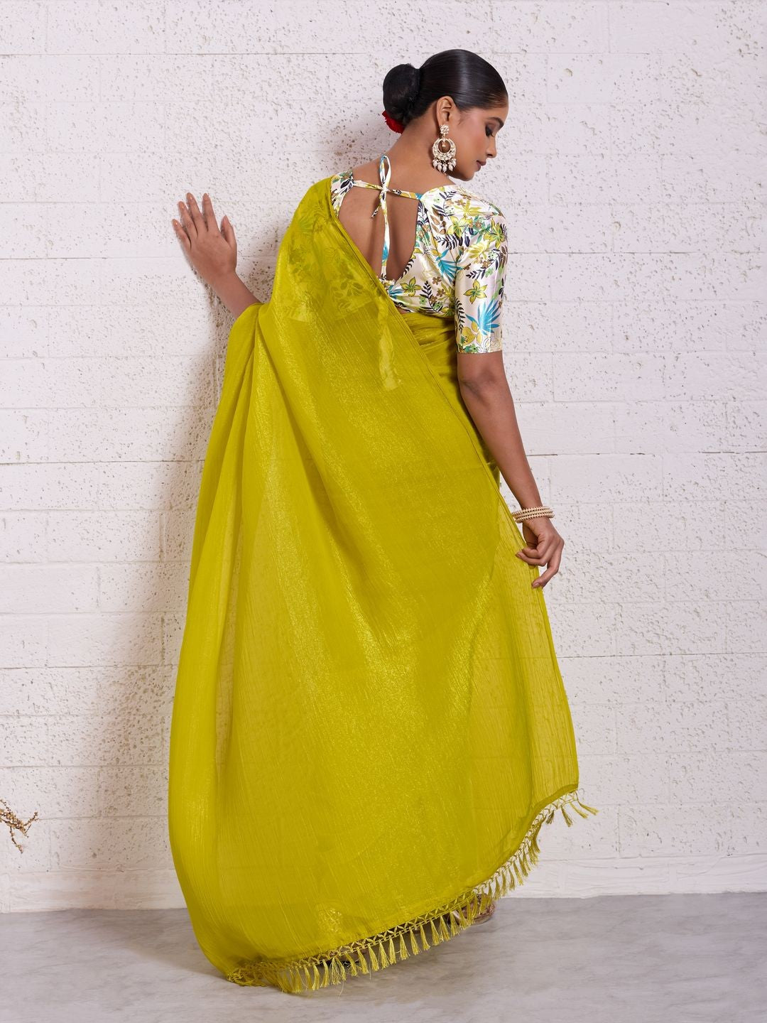 Graceful Lemon Yellow Solid Pure Crunchy Saree Accented With Fine Tassel Pallu - Image 5