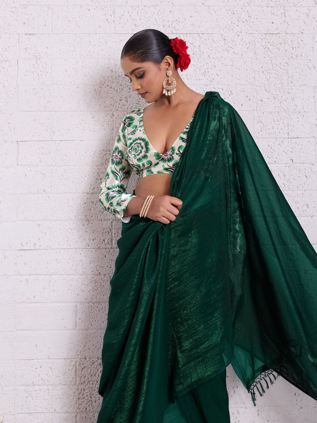Graceful Green Solid Pure Crunchy Saree Accented With Fine Tassel Pallu - Image 5