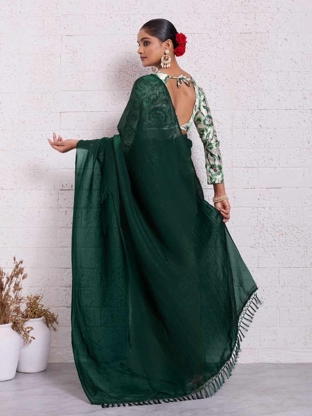 Graceful Green Solid Pure Crunchy Saree Accented With Fine Tassel Pallu - Image 4