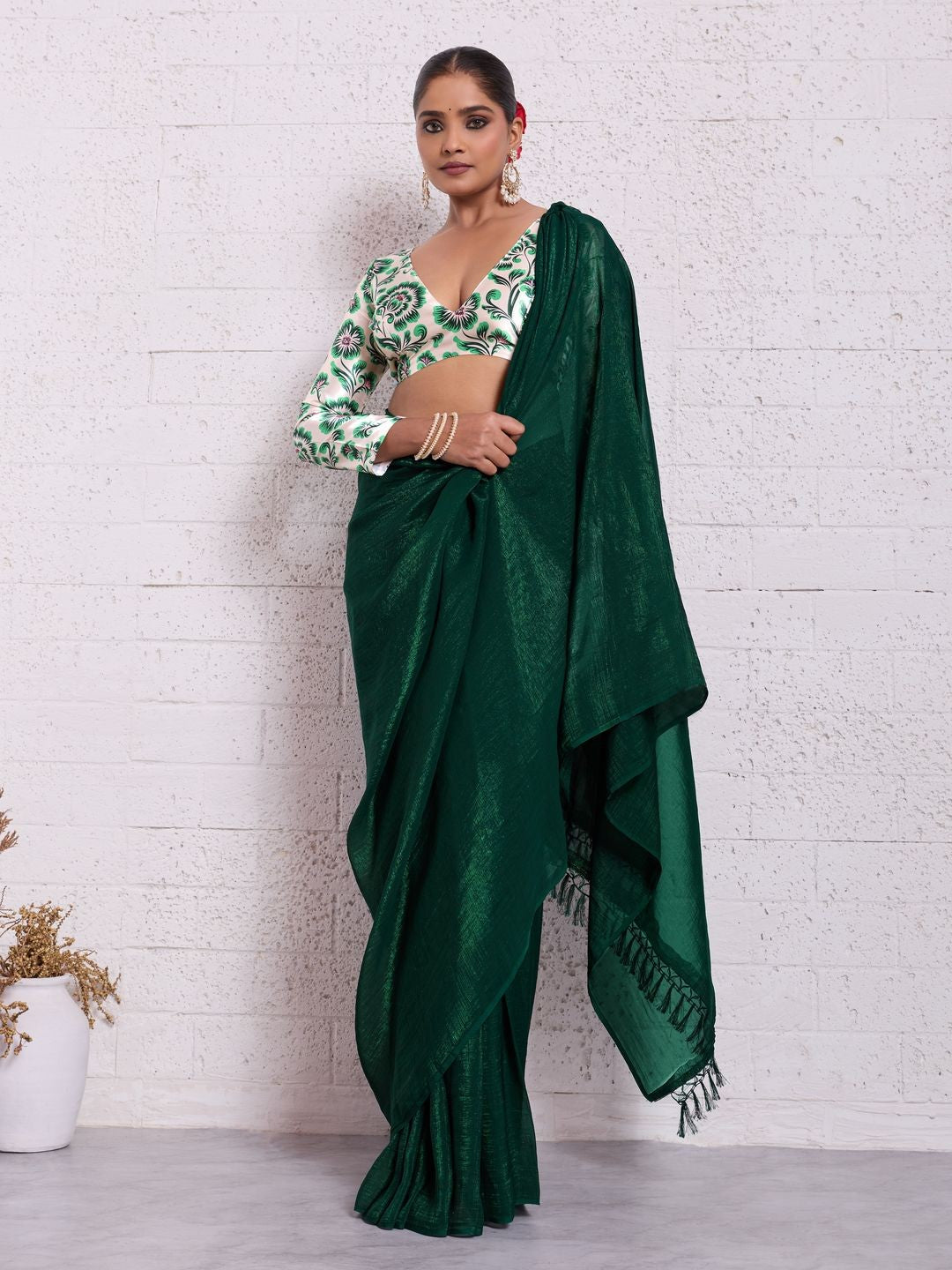 Graceful Green Solid Pure Crunchy Saree Accented With Fine Tassel Pallu - Image 3