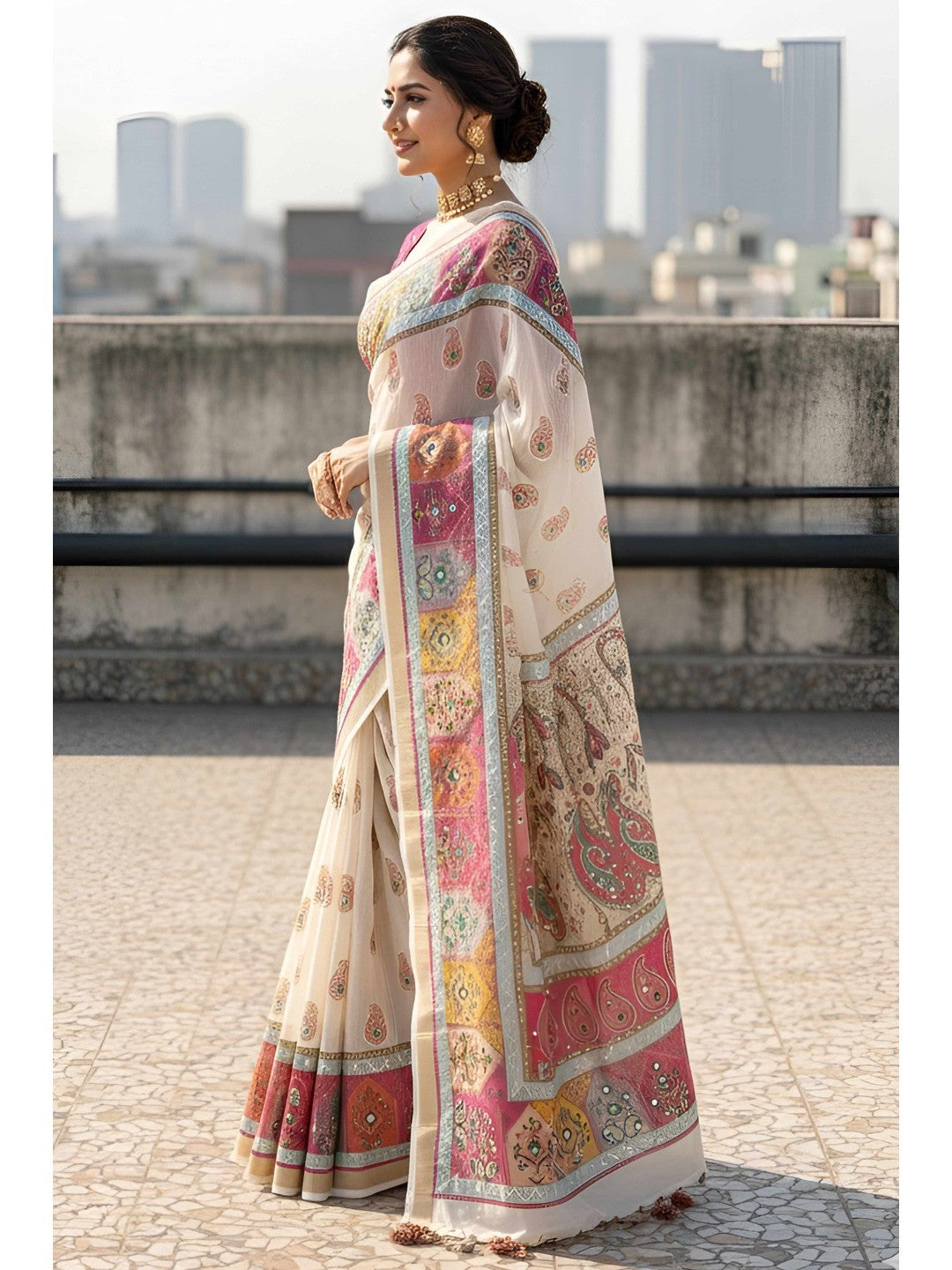 Offwhite Linen Saree Adorned with Paisley Prints and Elegant Embroidery Design - Image 4