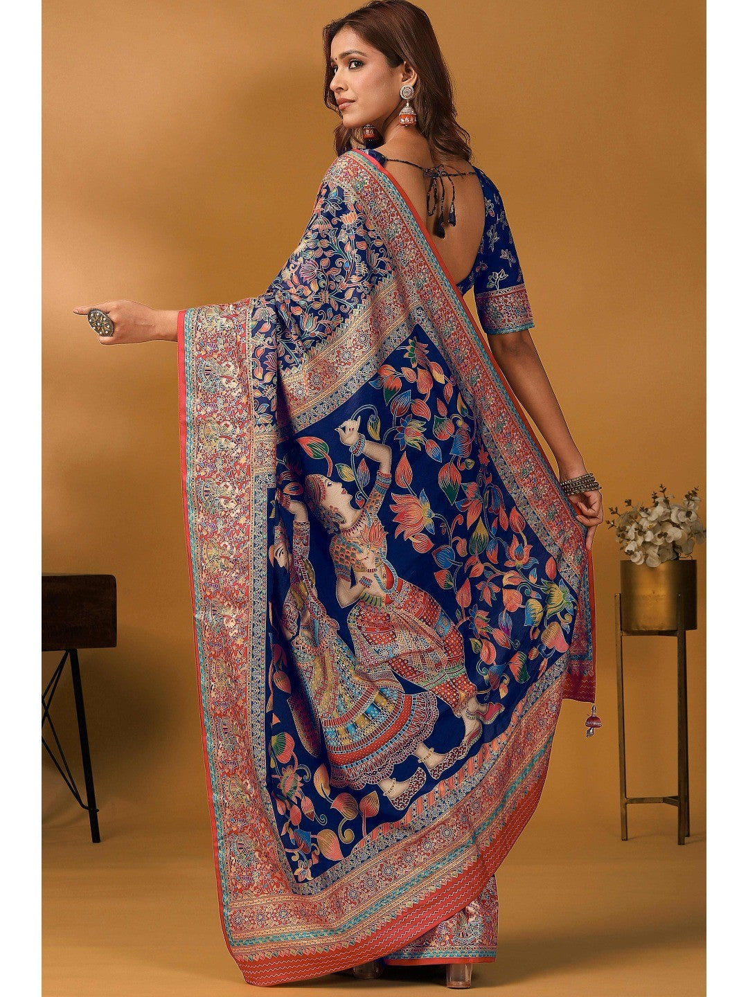 Graceful Navy Blue Kalamkari Art Visocse Saree With AllOver Floral Motifs & Grand Storytelling Pallu - Image 5