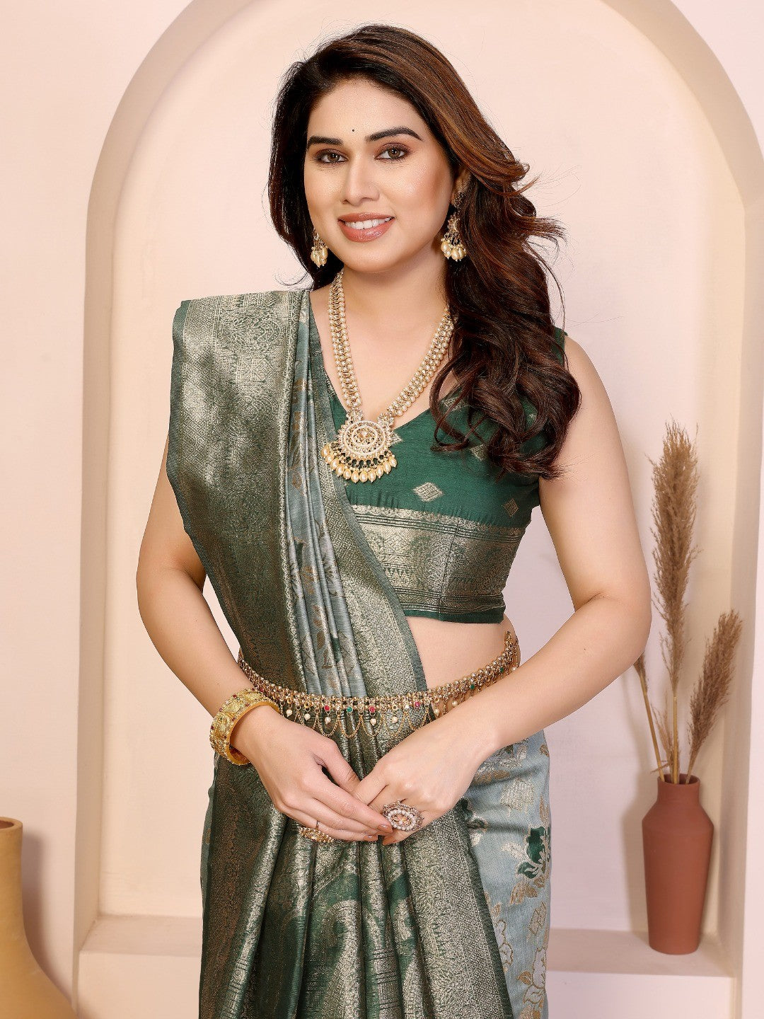 Classic Green Jacquard Weaving Pure Cotton Saree With Elegant Floral Motifs & Tassel Pallu - Image 3