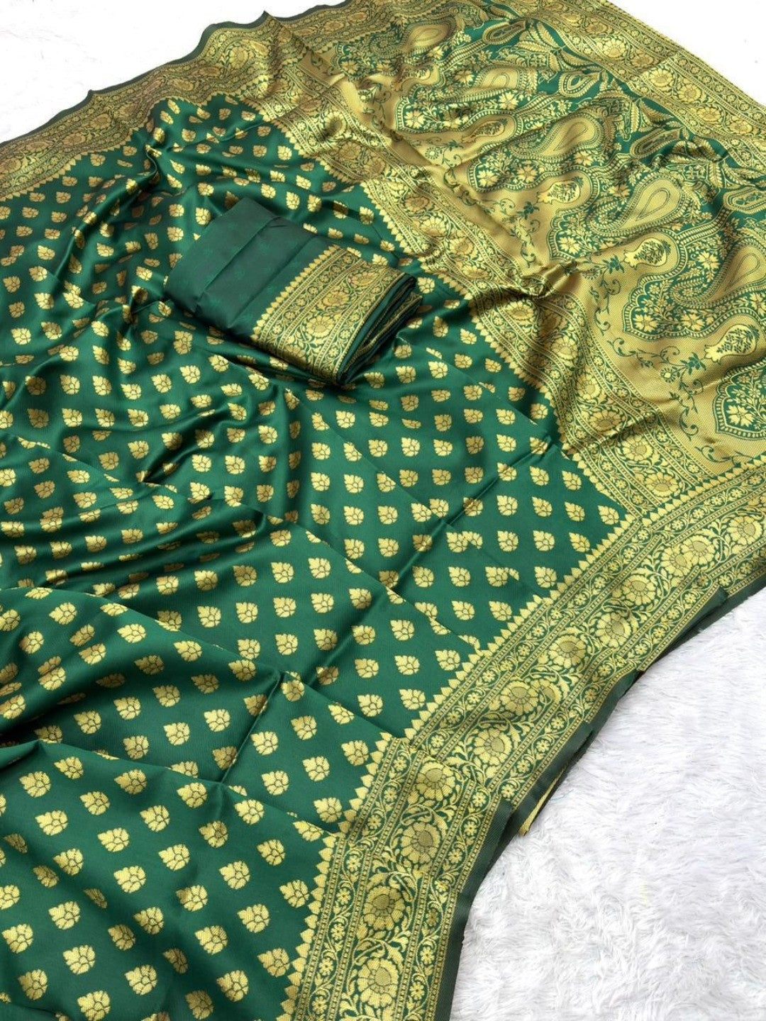 Luxurious Green Jacquard Woven Lichi Pure Silk Saree Showcasing Floral & Paisley Pallu - Image 3