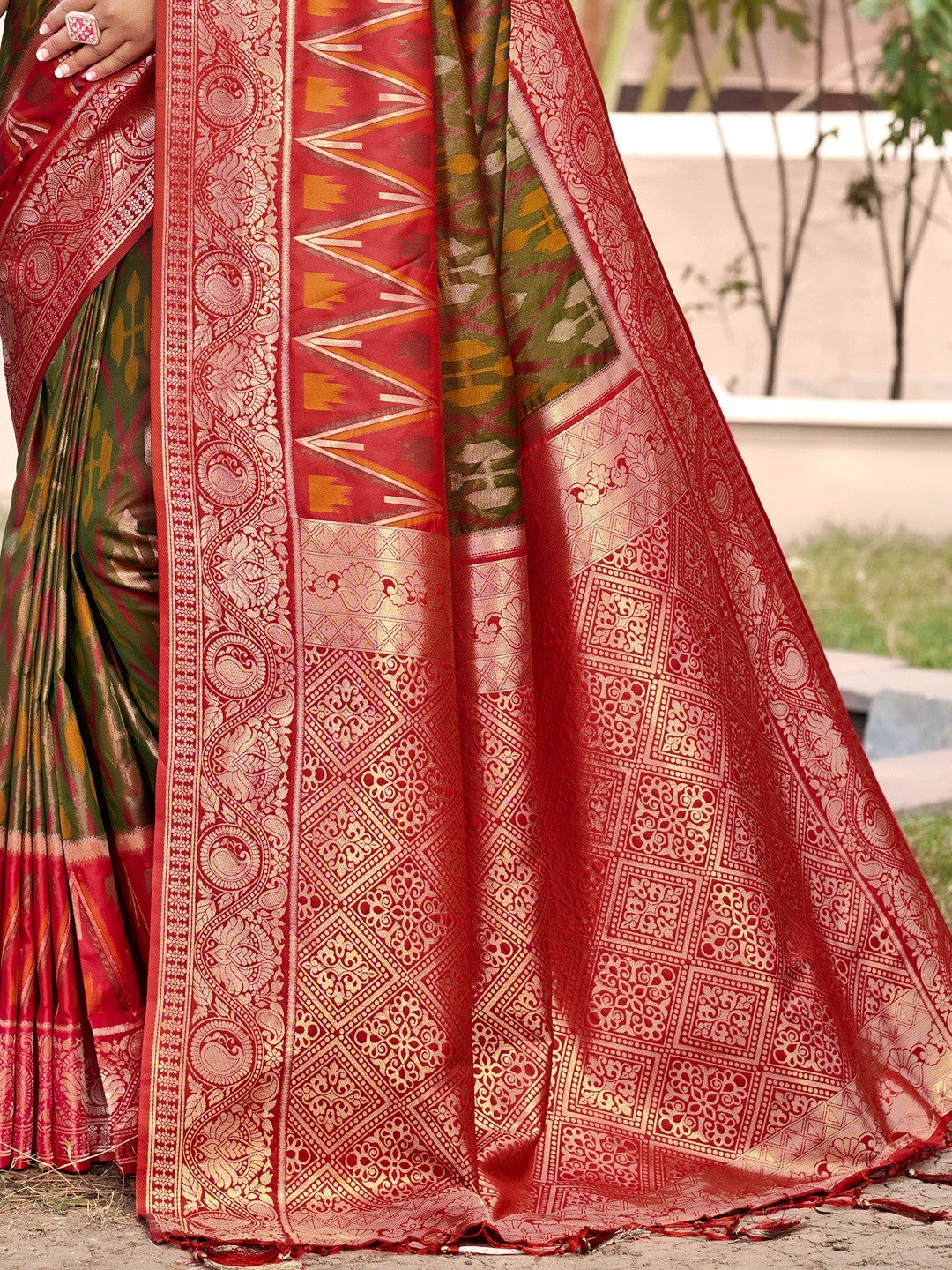 Elegant Mehendi Green Ikkat Print Woven Silk Blend Saree with Red Border - Image 3