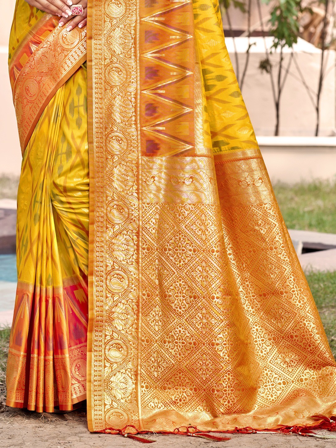 Elegant Yellow Ikkat Print Woven Silk Blend Saree with Golden Border - Image 3