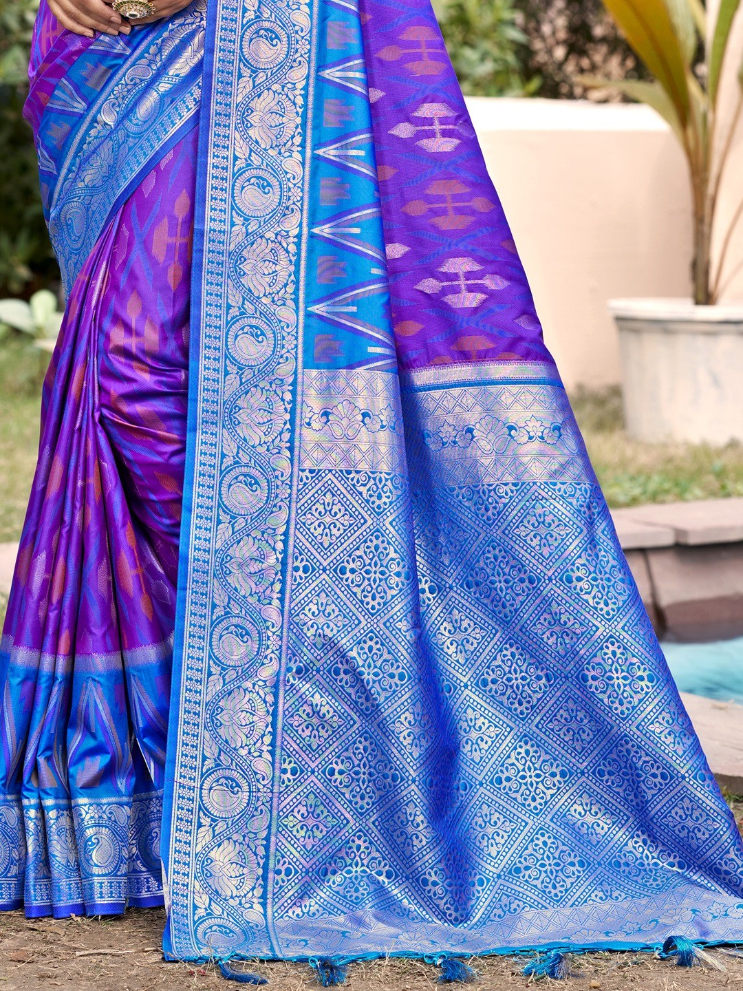 Elegant Purple Ikkat Print Woven Silk Blend Saree with Blue Border - Image 3