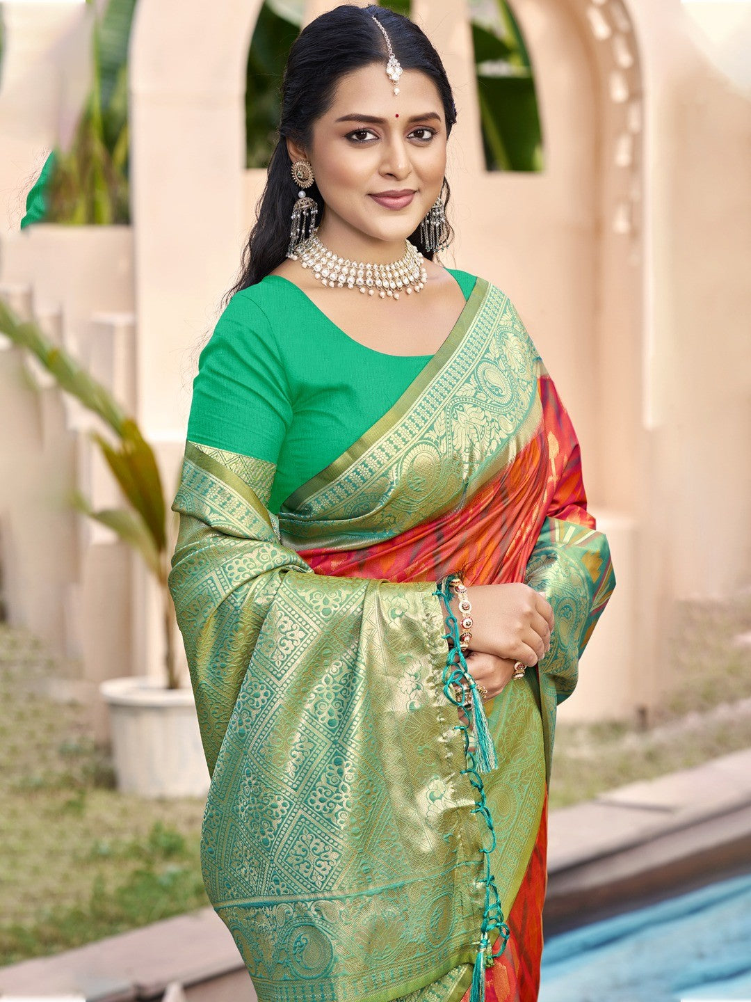Elegant Peach Ikkat Print Woven Silk Blend Saree with Green Border - Image 2