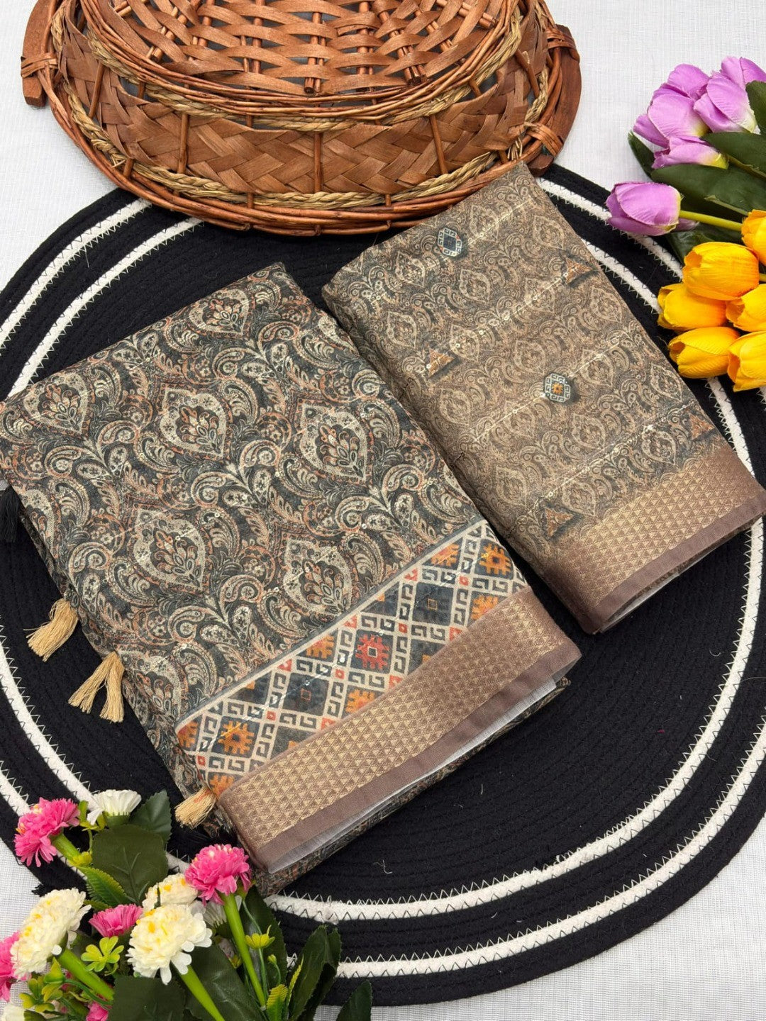 Black Abstract Digital Printed Cotton Blend Saree with Detailed Digital Pattern Finish - Image 4