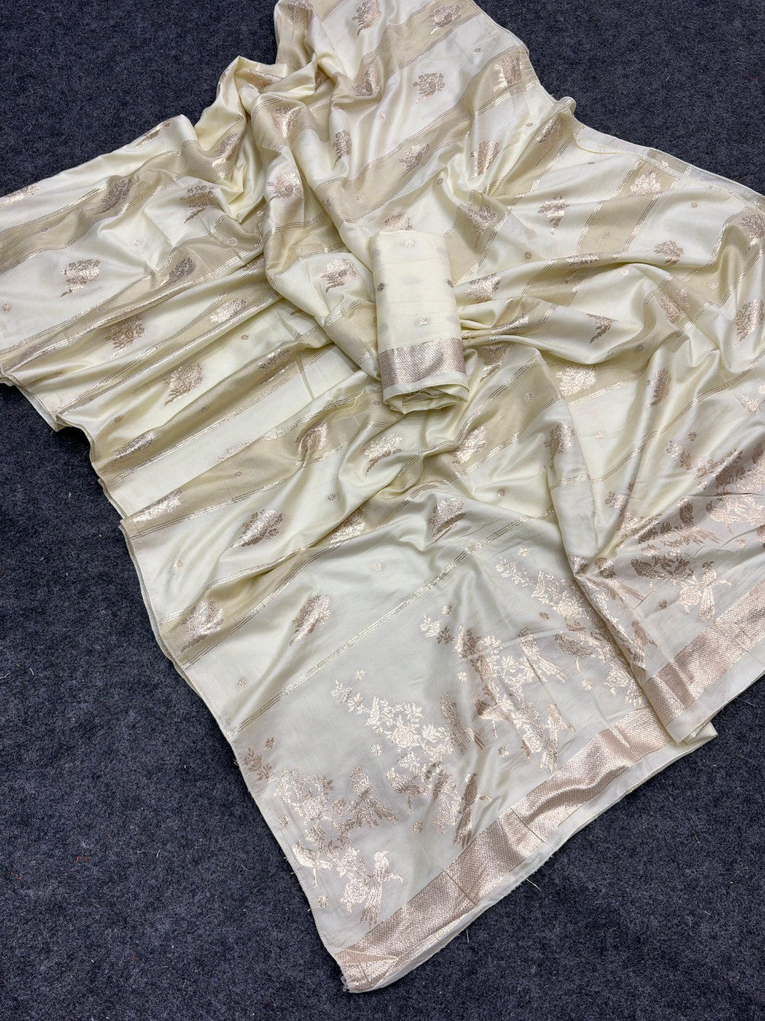 Classic Cream Zari Woven Viscose Saree With Graceful Floral & Birds Motif Detailing - Image 3