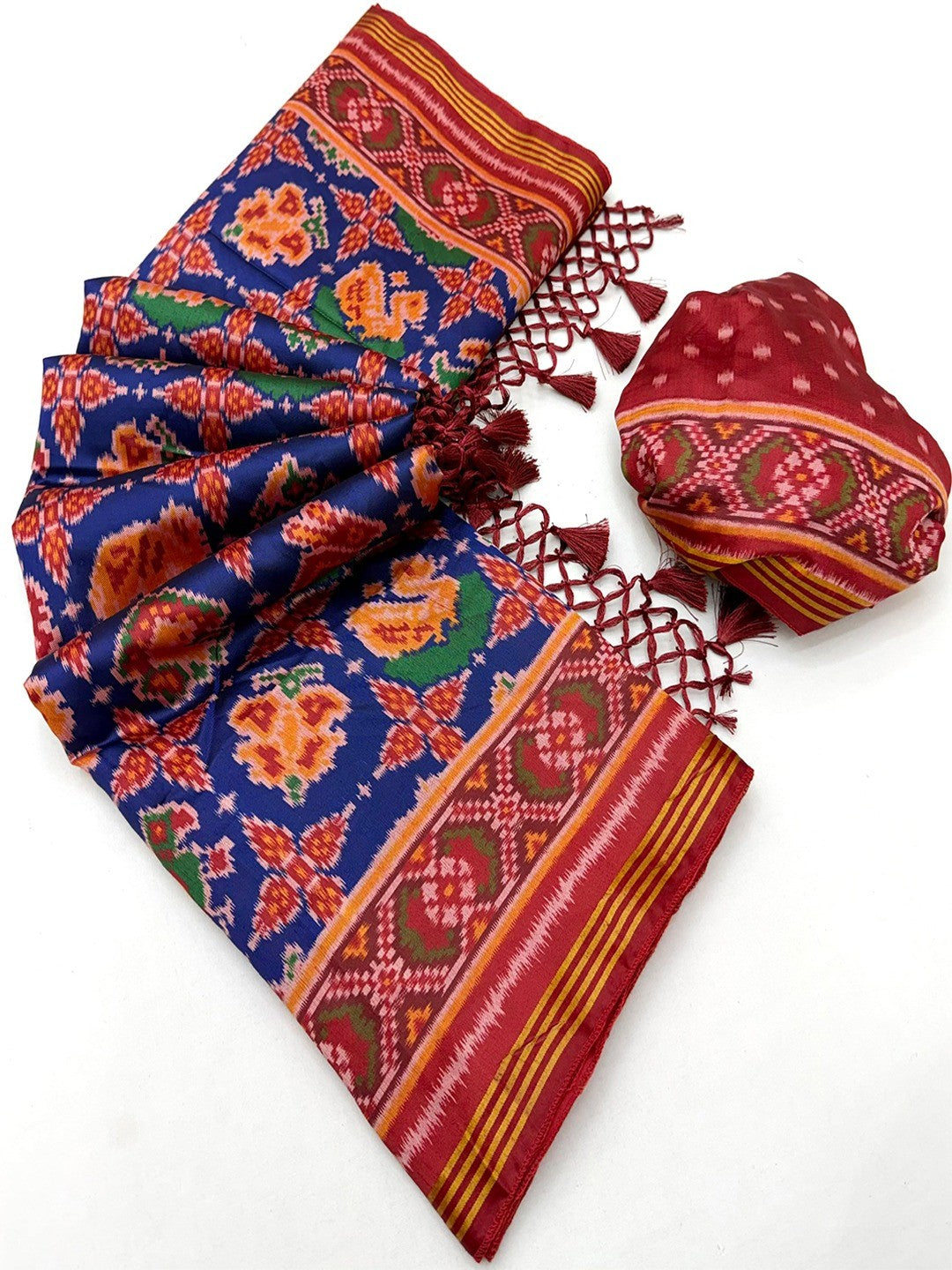 Exquisite Blue Patola Print Handloom Silk Saree with Handcrafted Tassel Detailing - Image 3