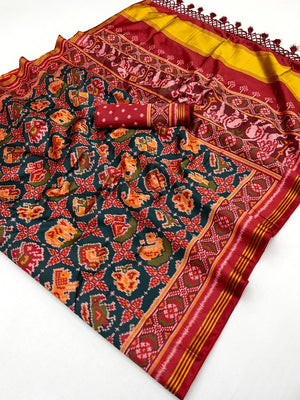 Exquisite Green Patola Print Handloom Silk Saree with Handcrafted Tassel Detailing - Image 2