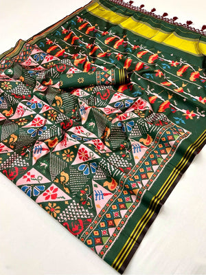Green Handloom Silk Saree with Ethnic Traditional Patola Pattern for Special Occasions - Image 2