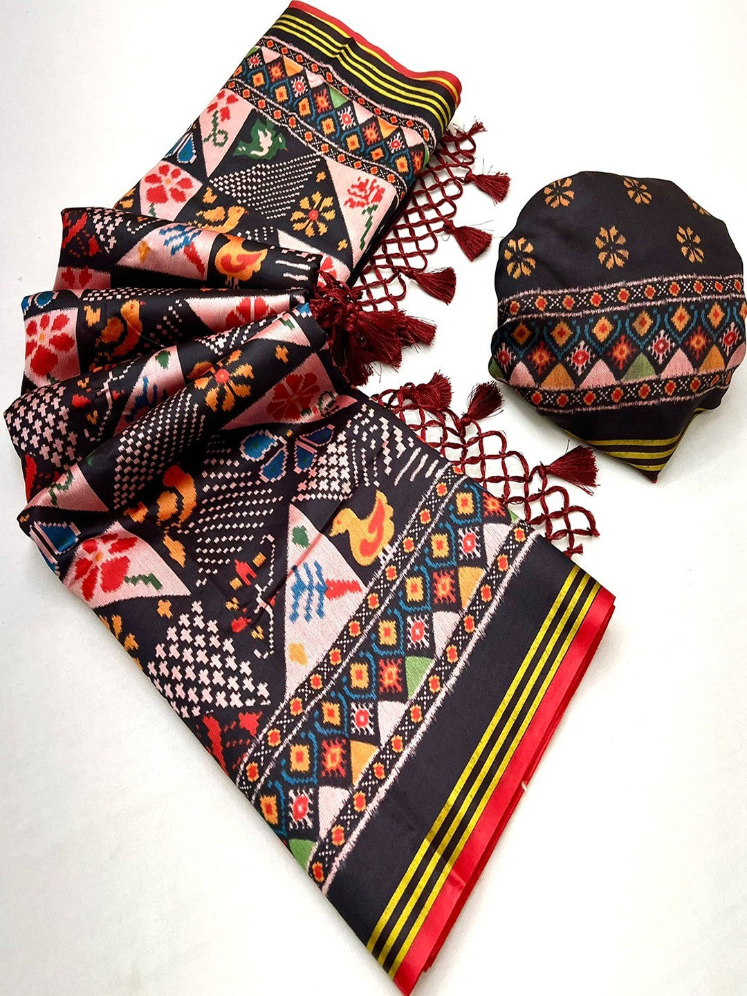 Black Handloom Silk Saree with Ethnic Traditional Patola Pattern for Special Occasions - Image 3
