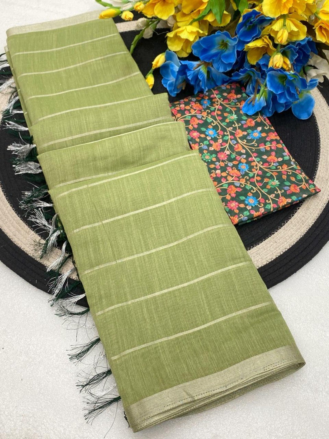 Graceful Green Stripe Pattern Linen Saree Featuring Fine Self Zari Weaving With Tassel Pallu - Image 3