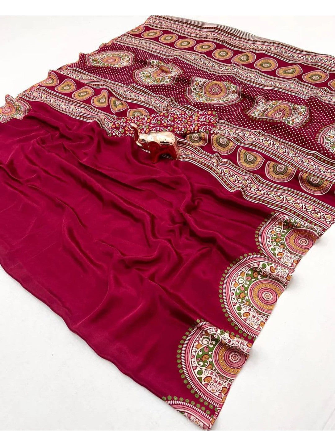 Maroon Crepe Saree with Intricate Traditional Border Design for Modern Ethnic Styling - Image 2