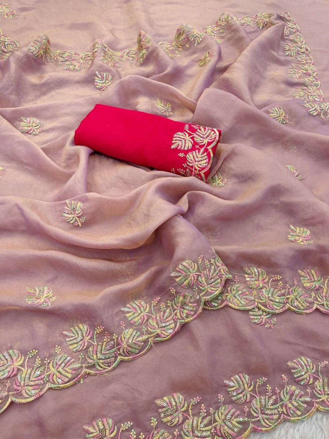 Charming Light Lavender Floral Silk Blend Saree Enhanced With Thread Embroidery & Subtle Sequin Work - Image 5