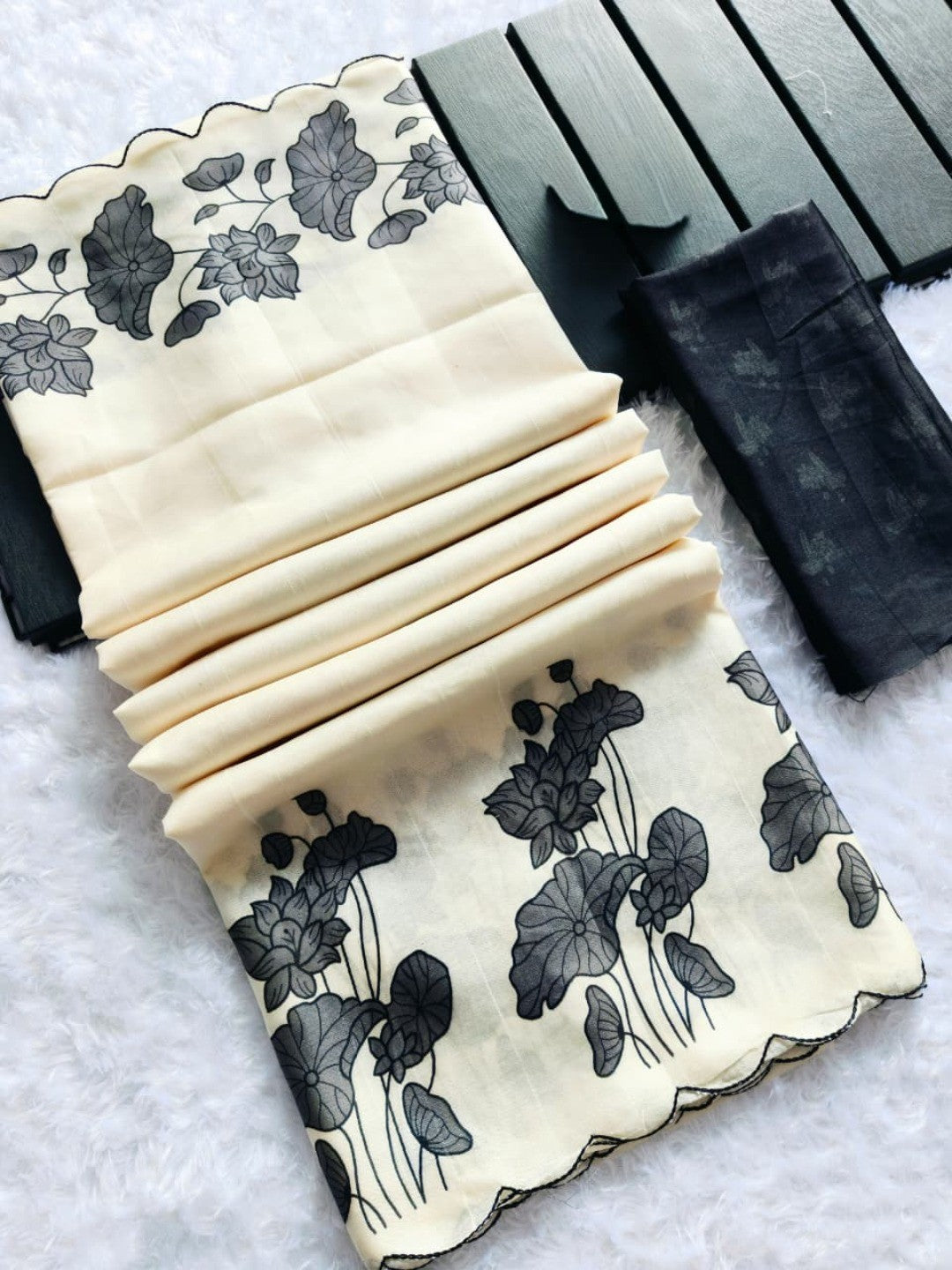 Timeless Cream Floral Print Tussar Silk Saree For Effortless Sophistication - Image 4