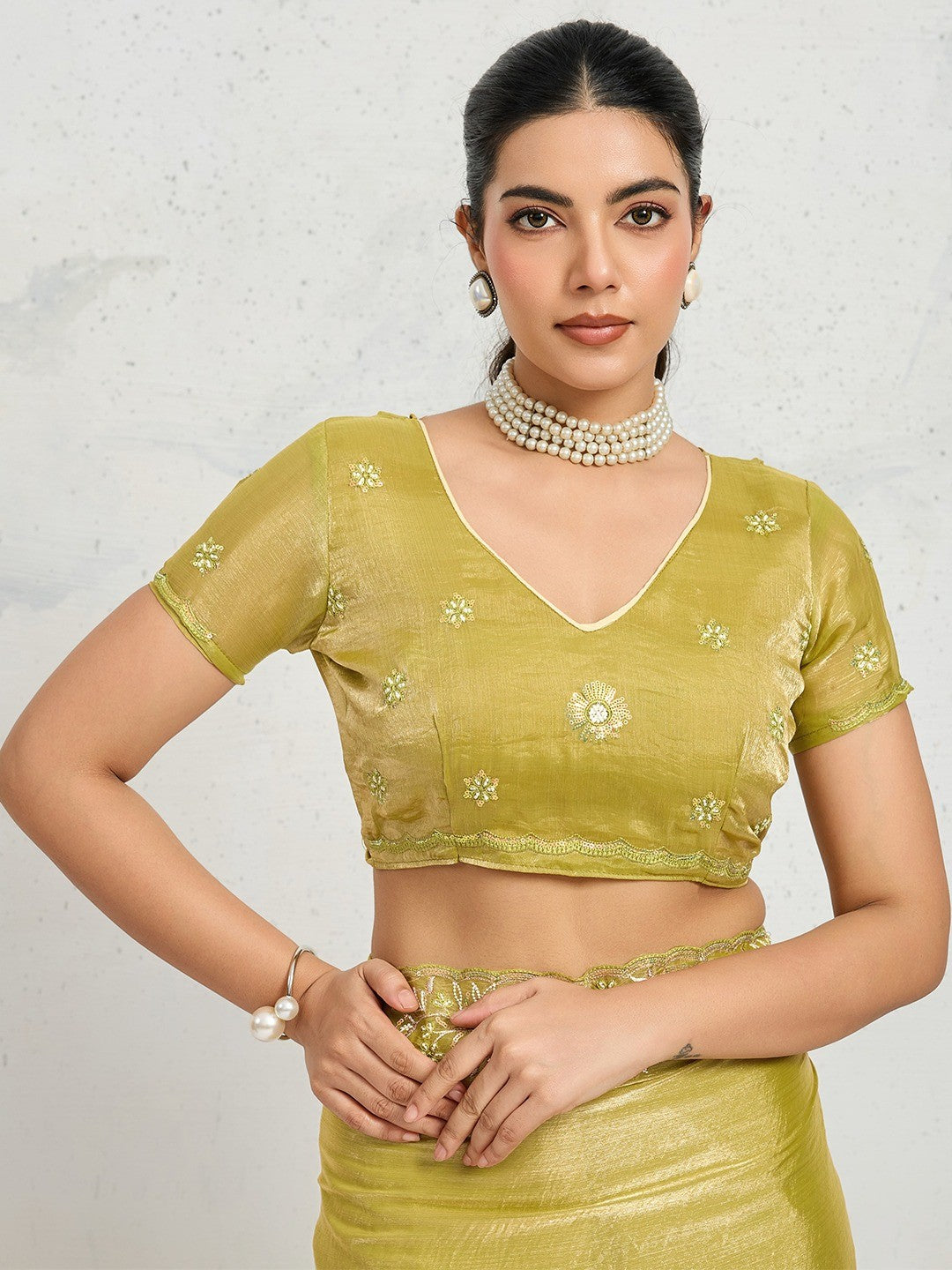 Elegant Mehendi Green Floral Thread & Zari Embroidered Chiffon Velvet Saree With Shimmering Sequins - Image 3