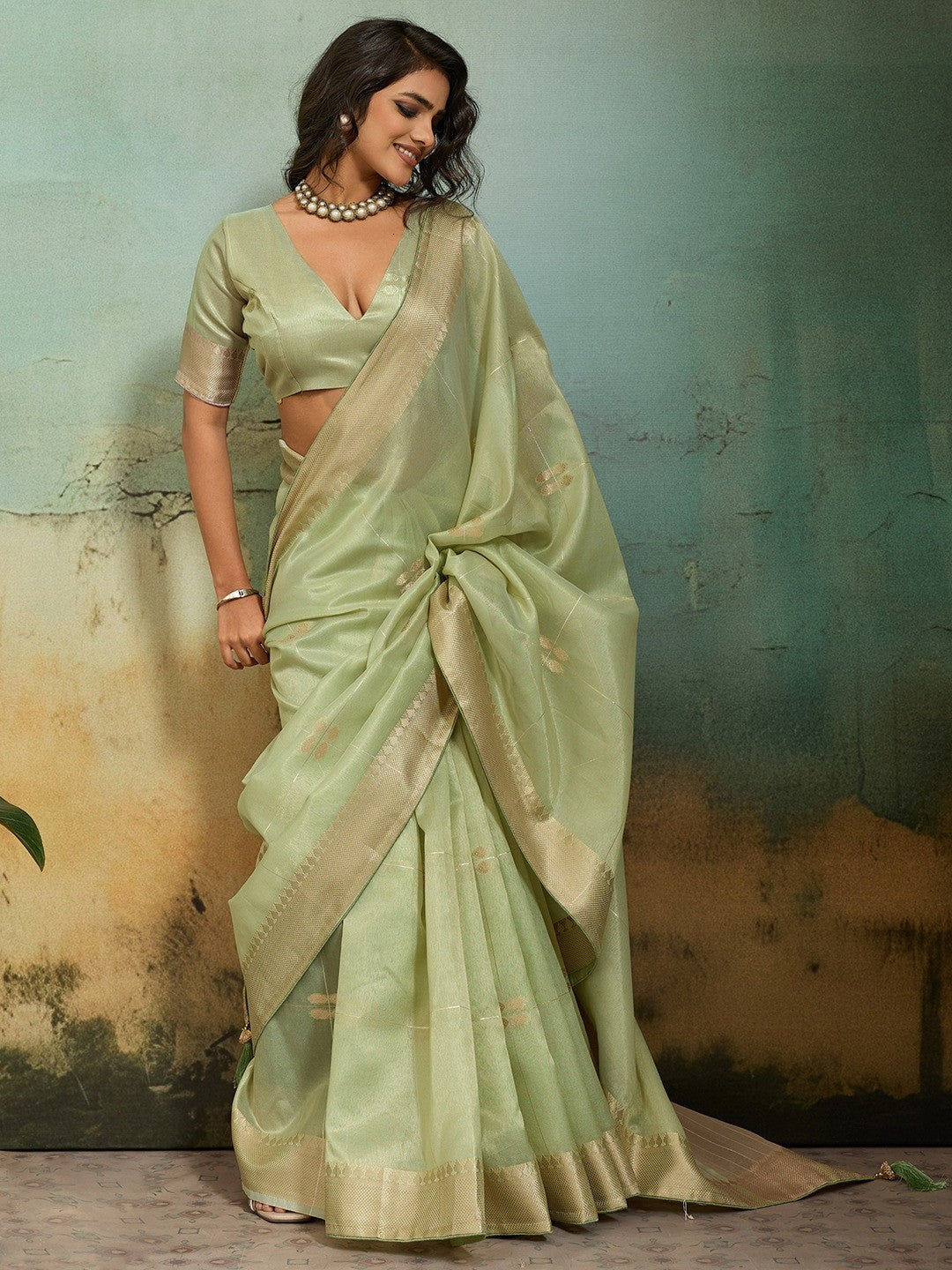 Elegant Green Zari Butti Weaving Tissue Linen Saree With Traditional Chit Pallu - Image 4