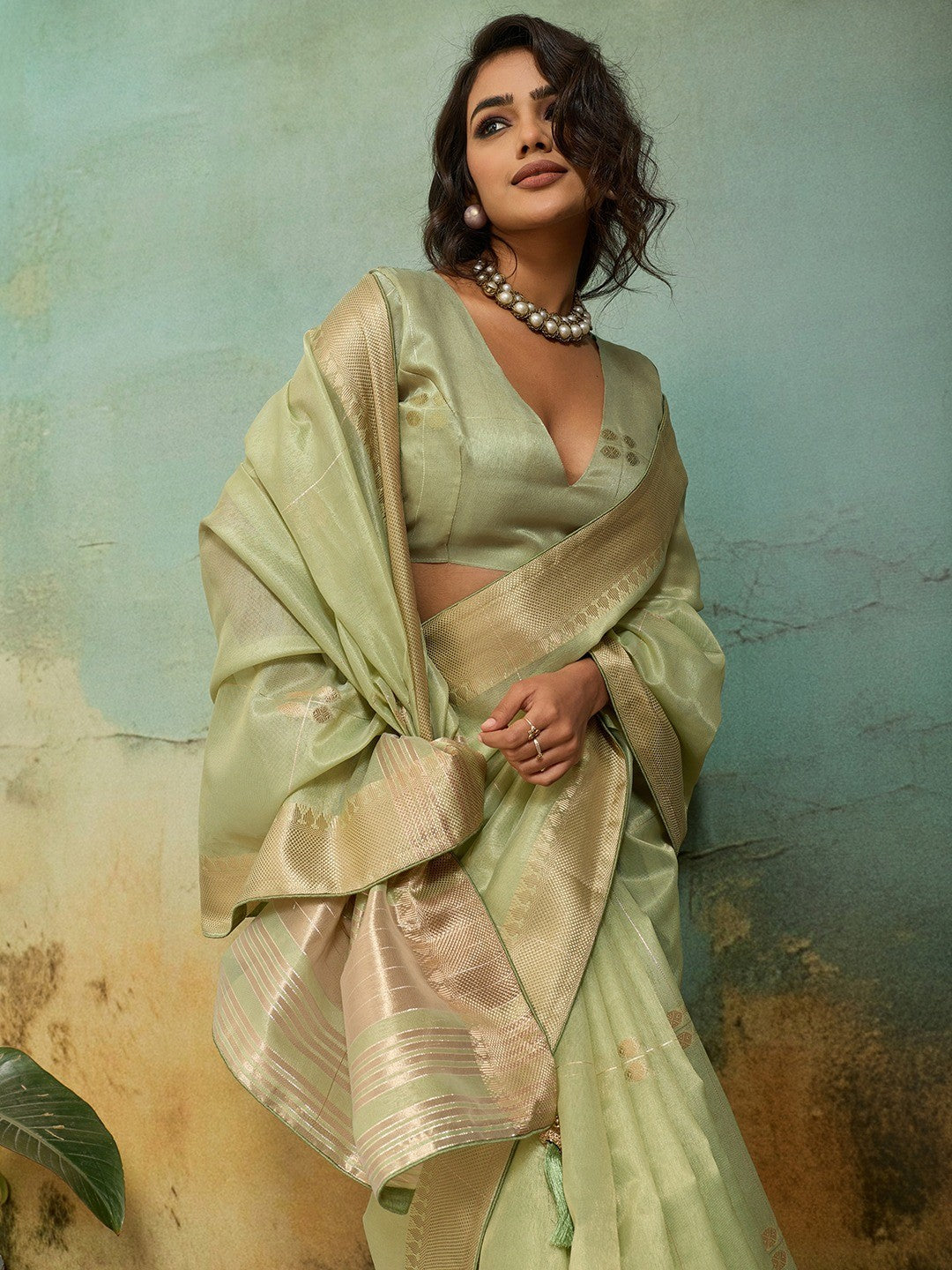 Elegant Green Zari Butti Weaving Tissue Linen Saree With Traditional Chit Pallu - Image 2