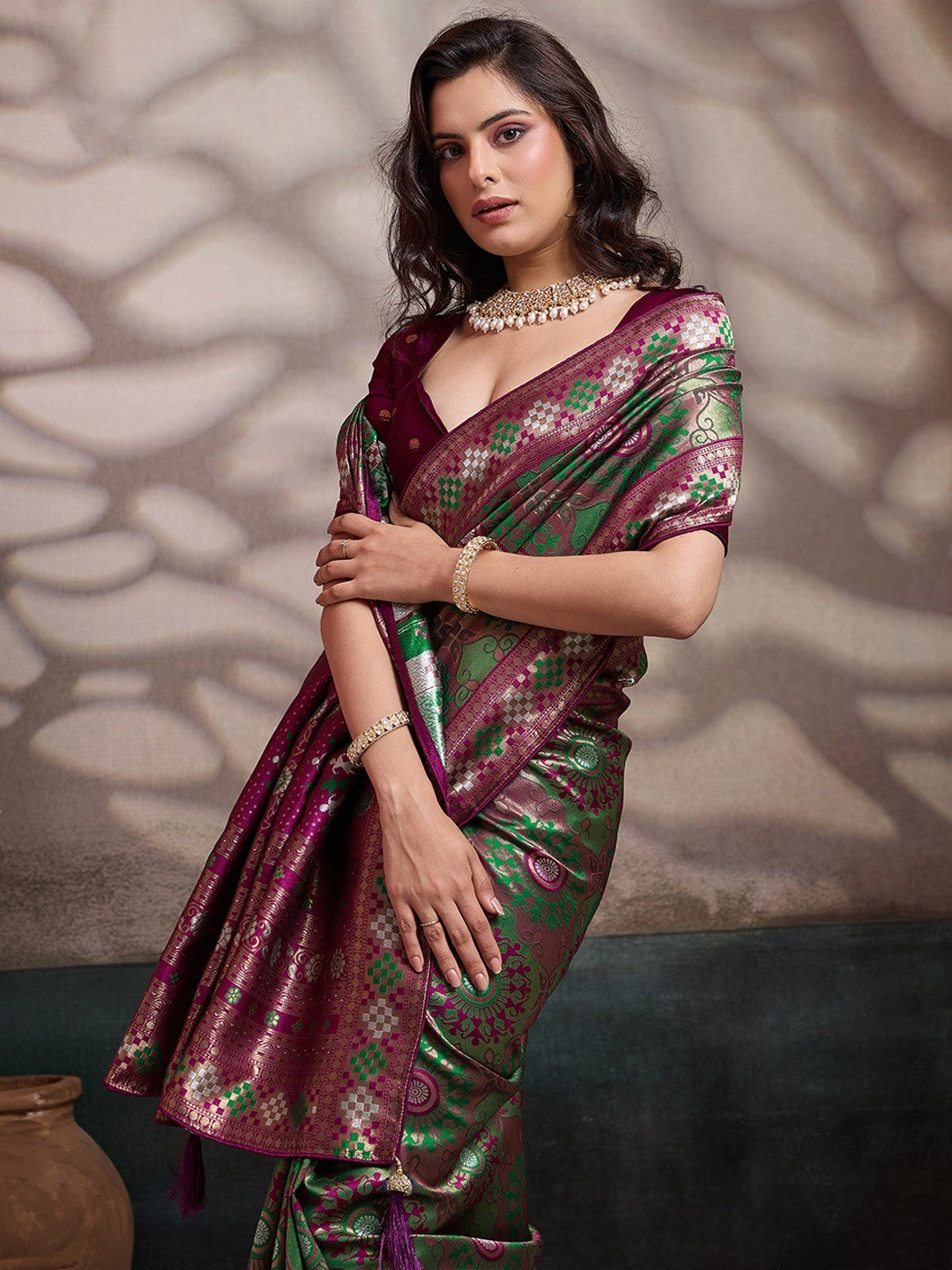Graceful Green & Wine Floral Zari Meenakari Weaving Art Silk Saree With Elegant Tassel Pallu - Image 5