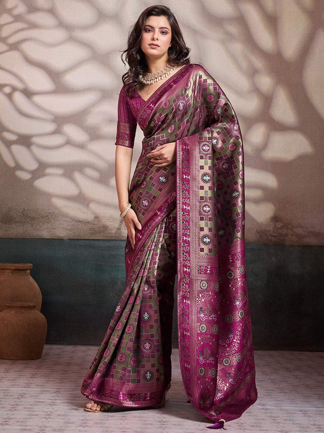 Graceful Burgundy & Green Floral Zari Meenakari Weaving Art Silk Saree With Elegant Tassel Pallu - Image 4
