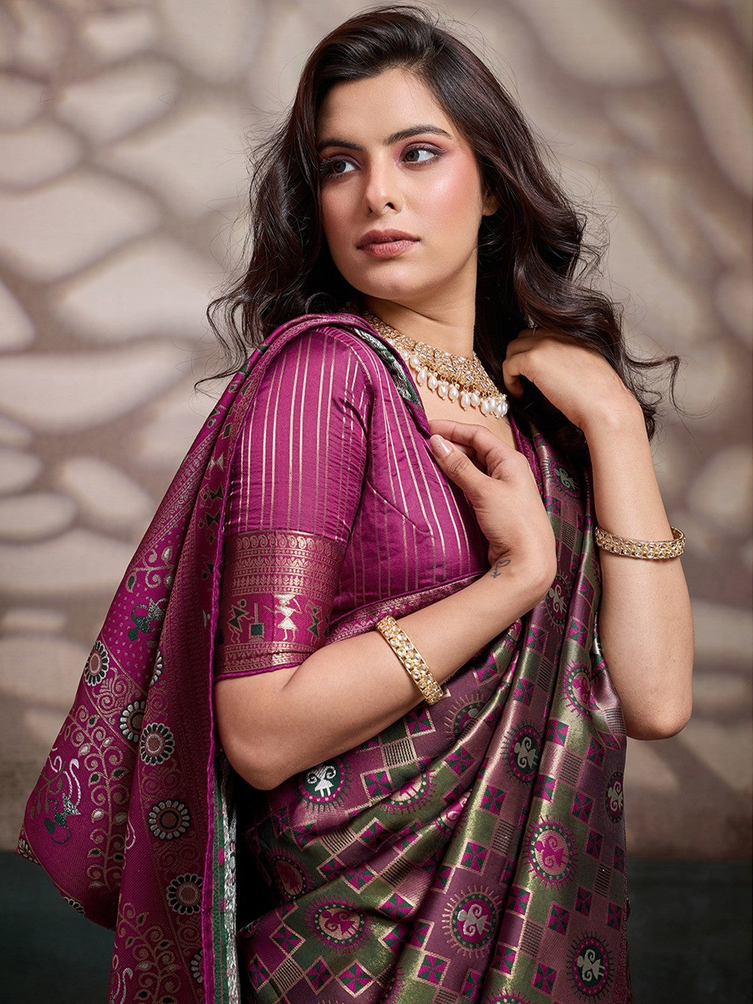 Graceful Burgundy & Green Floral Zari Meenakari Weaving Art Silk Saree With Elegant Tassel Pallu - Image 3