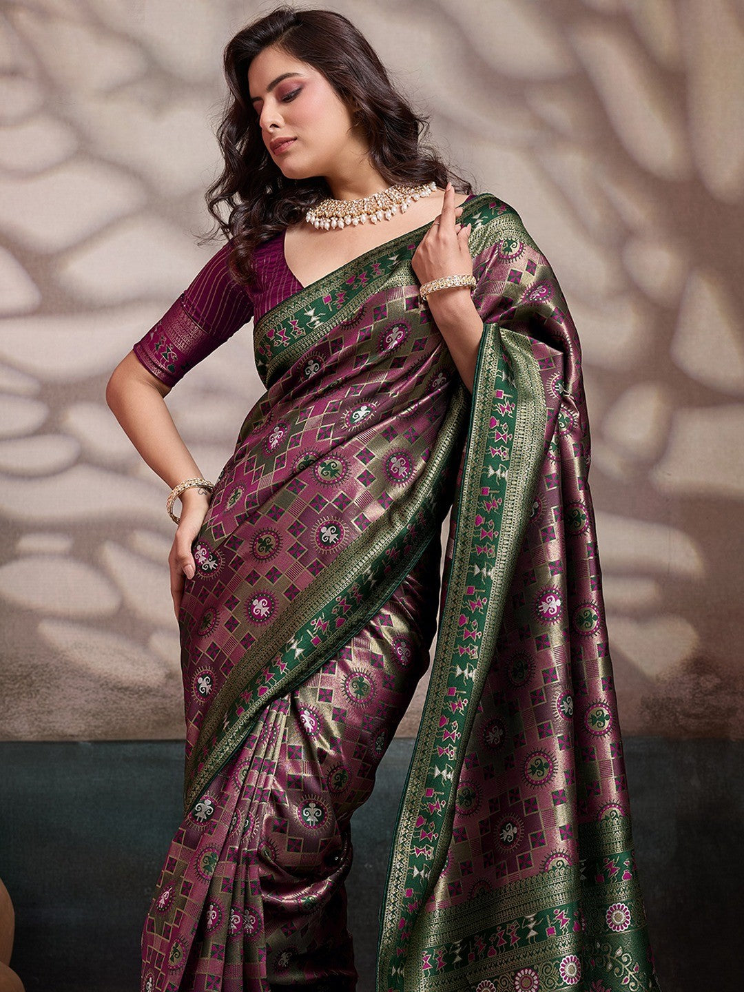 Graceful Wine & Green Floral Zari Meenakari Weaving Art Silk Saree With Elegant Tassel Pallu - Image 4