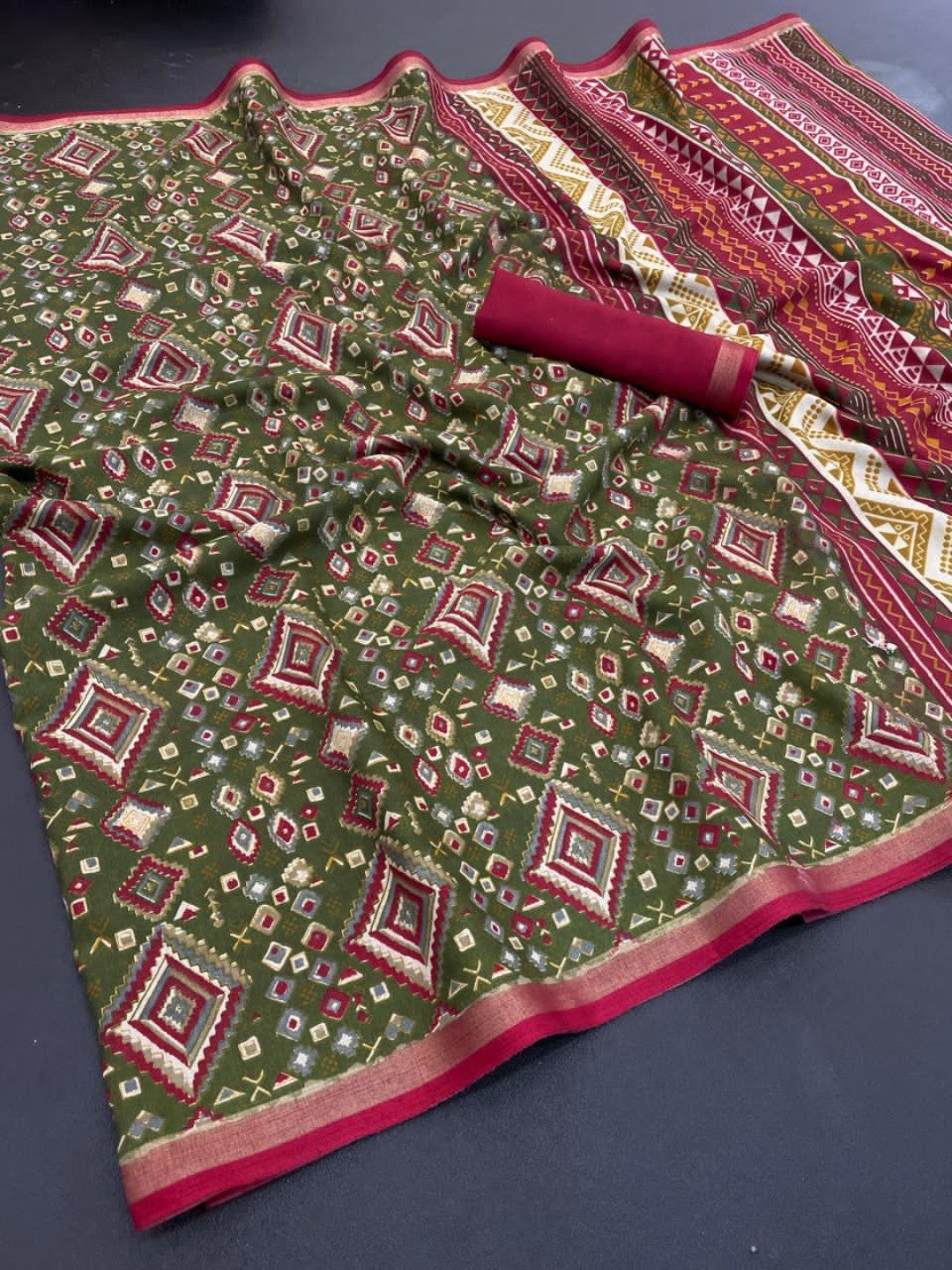 Traditional Green Chanderi Silk Saree with Detailed Geometric Print Pattern - Image 3