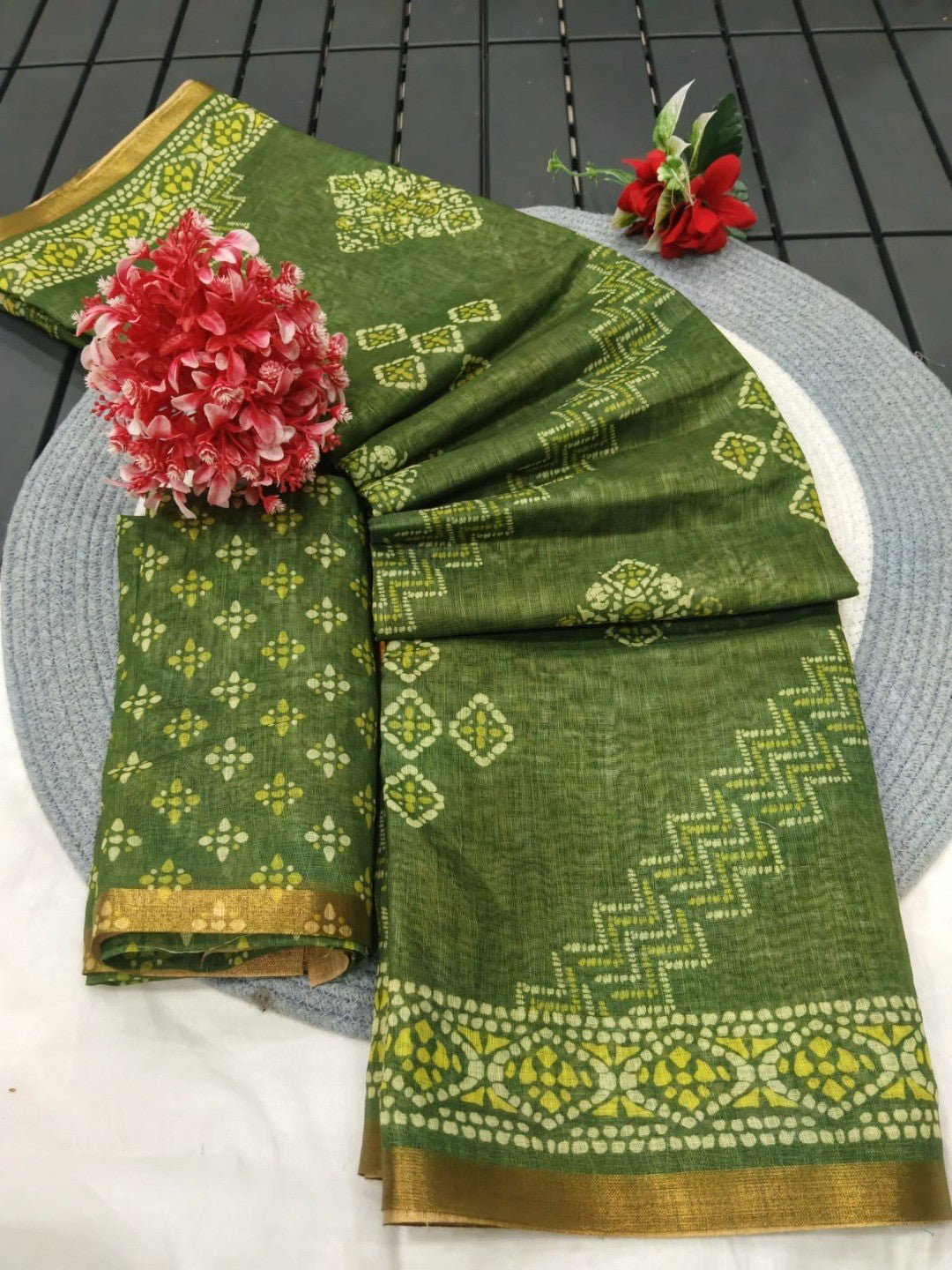 Elegant Green Linen Saree with Geometric Print and Zari Border - Image 3