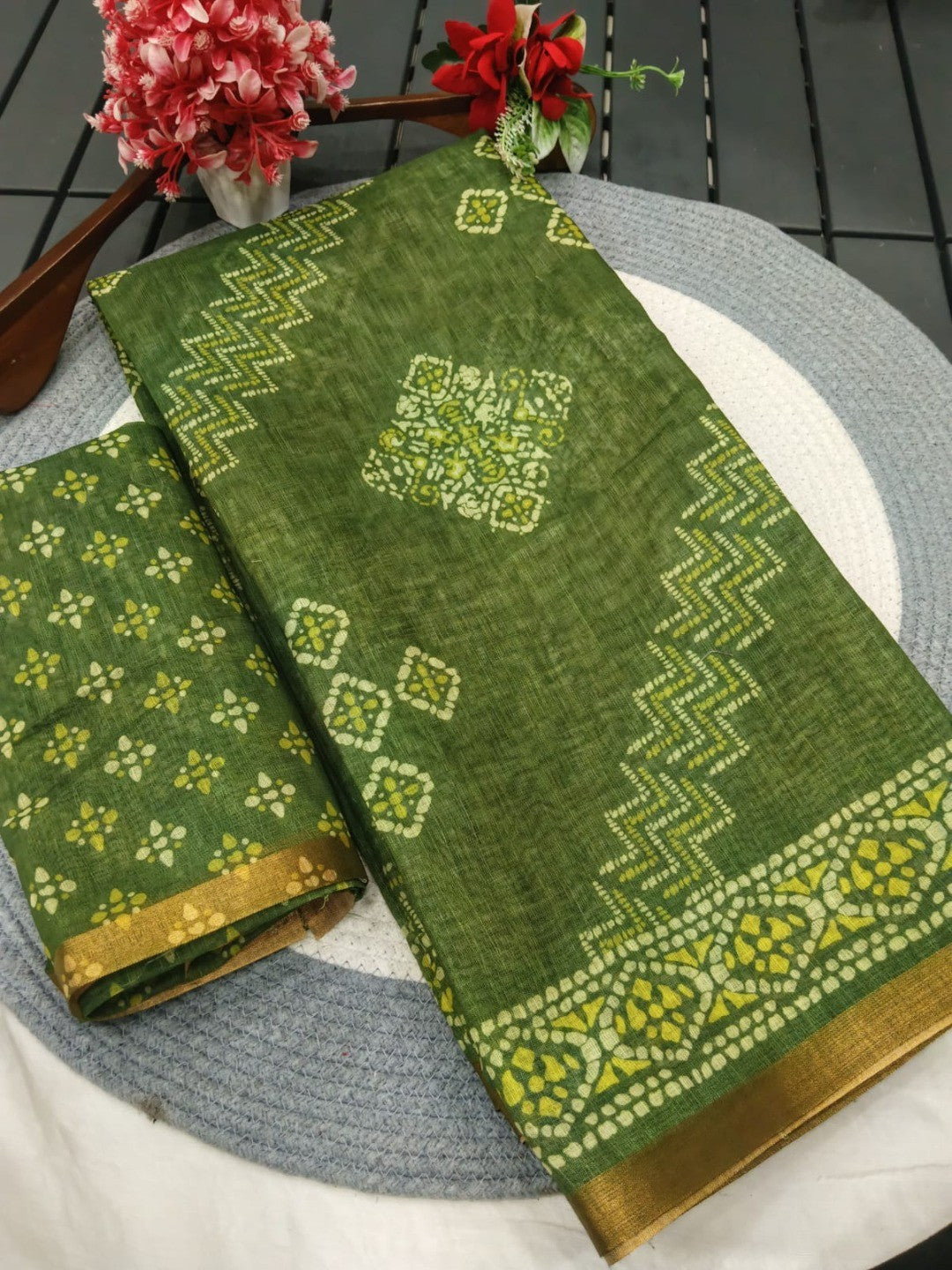 Elegant Green Linen Saree with Geometric Print and Zari Border - Image 4