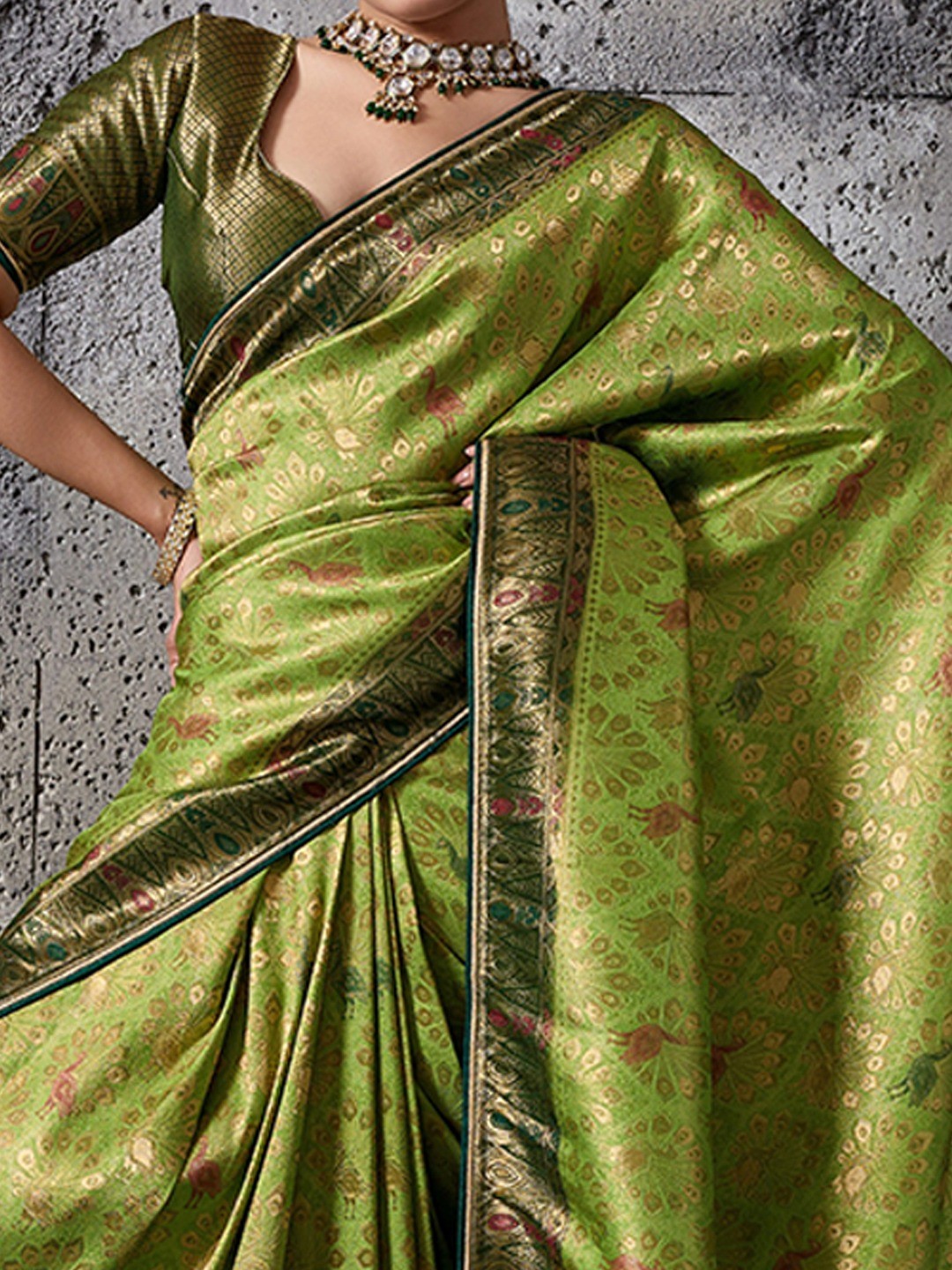 Elegant Green Kanjivaram Silk Saree with Meenakari Weave & Green Border - Image 4
