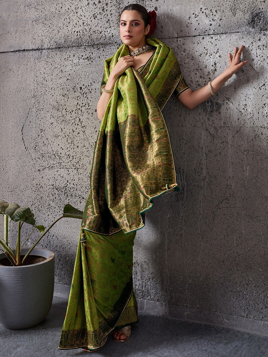 Elegant Green Kanjivaram Silk Saree with Meenakari Weave & Green Border - Image 3