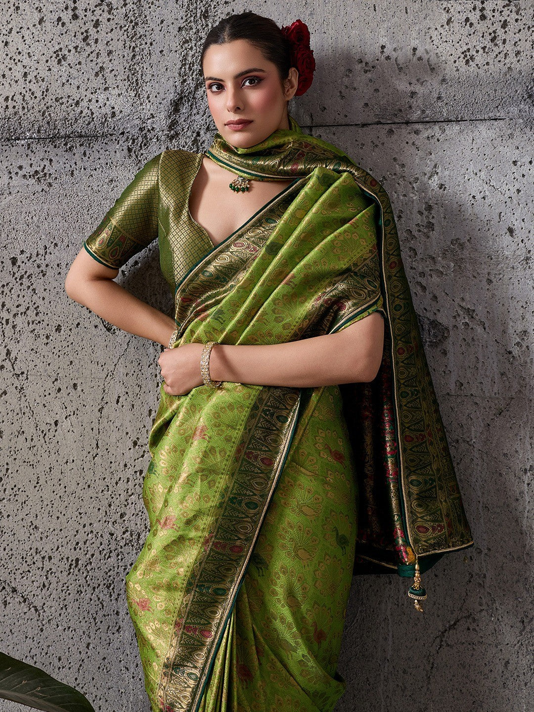 Elegant Green Kanjivaram Silk Saree with Meenakari Weave & Green Border - Image 2