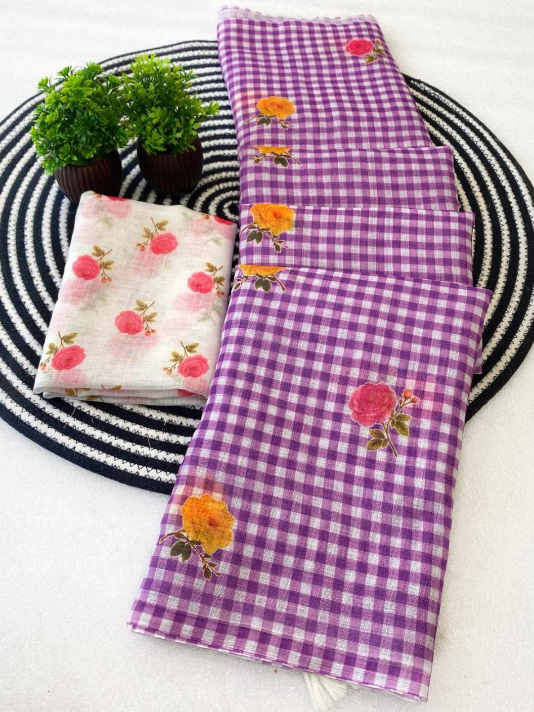 Purple Linen Saree with Checked Pattern and Floral Motifs - Image 3