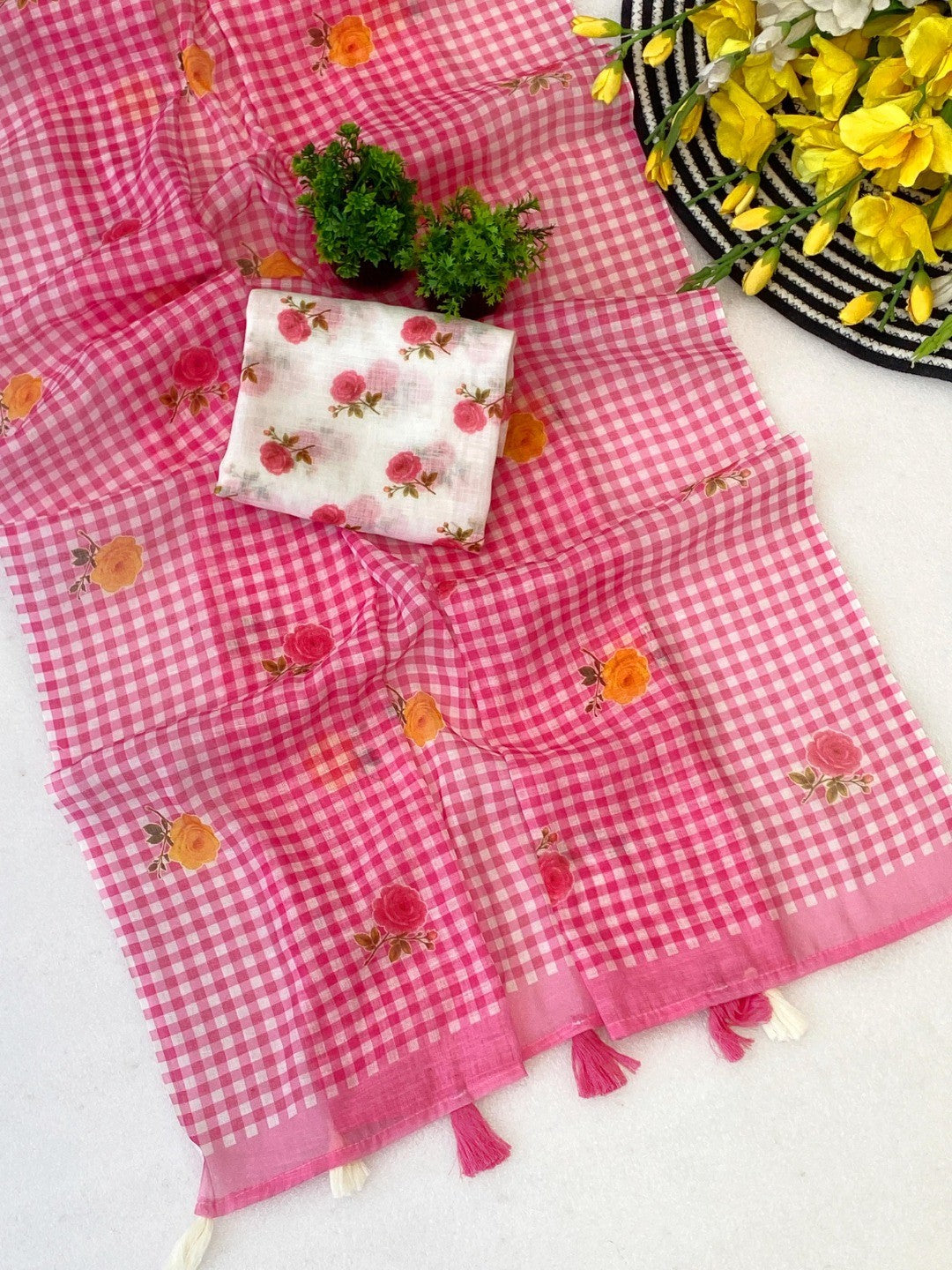 Pink Linen Saree with Elegant Checked Pattern and Floral Motifs - Image 2