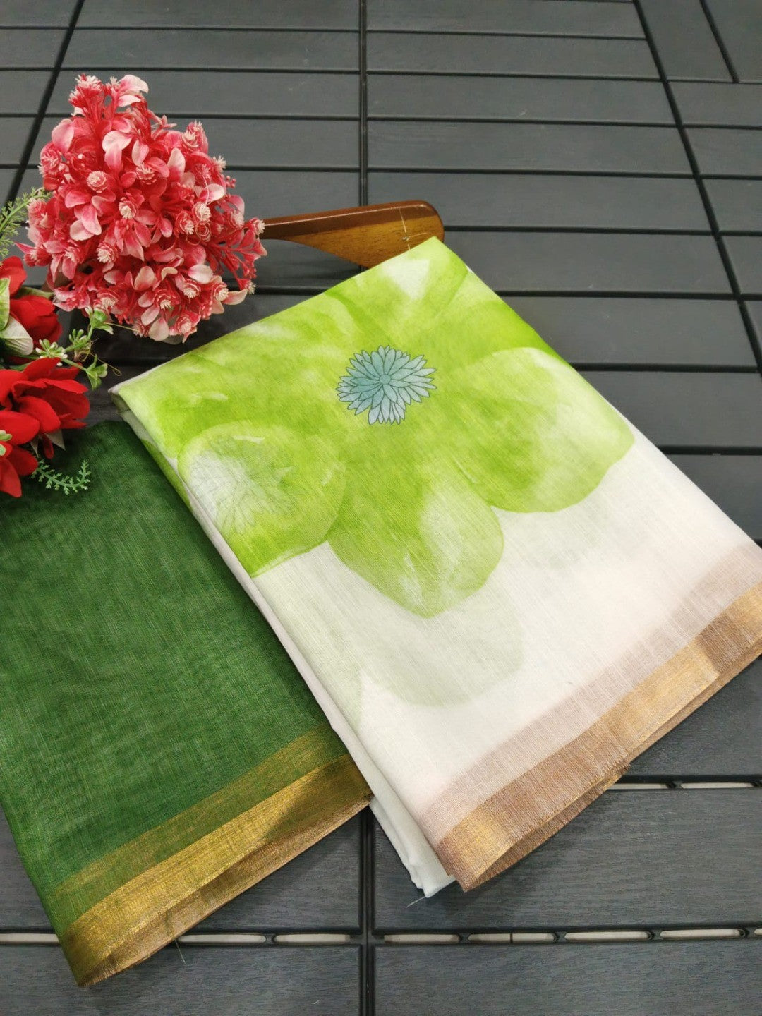 Elegant Cream Linen Saree with Floral Print and Zari Border - Image 3