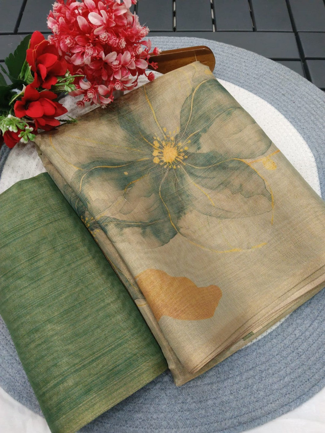 Beige Floral Printed Cotton Silk Saree For Festive Wear - Image 4