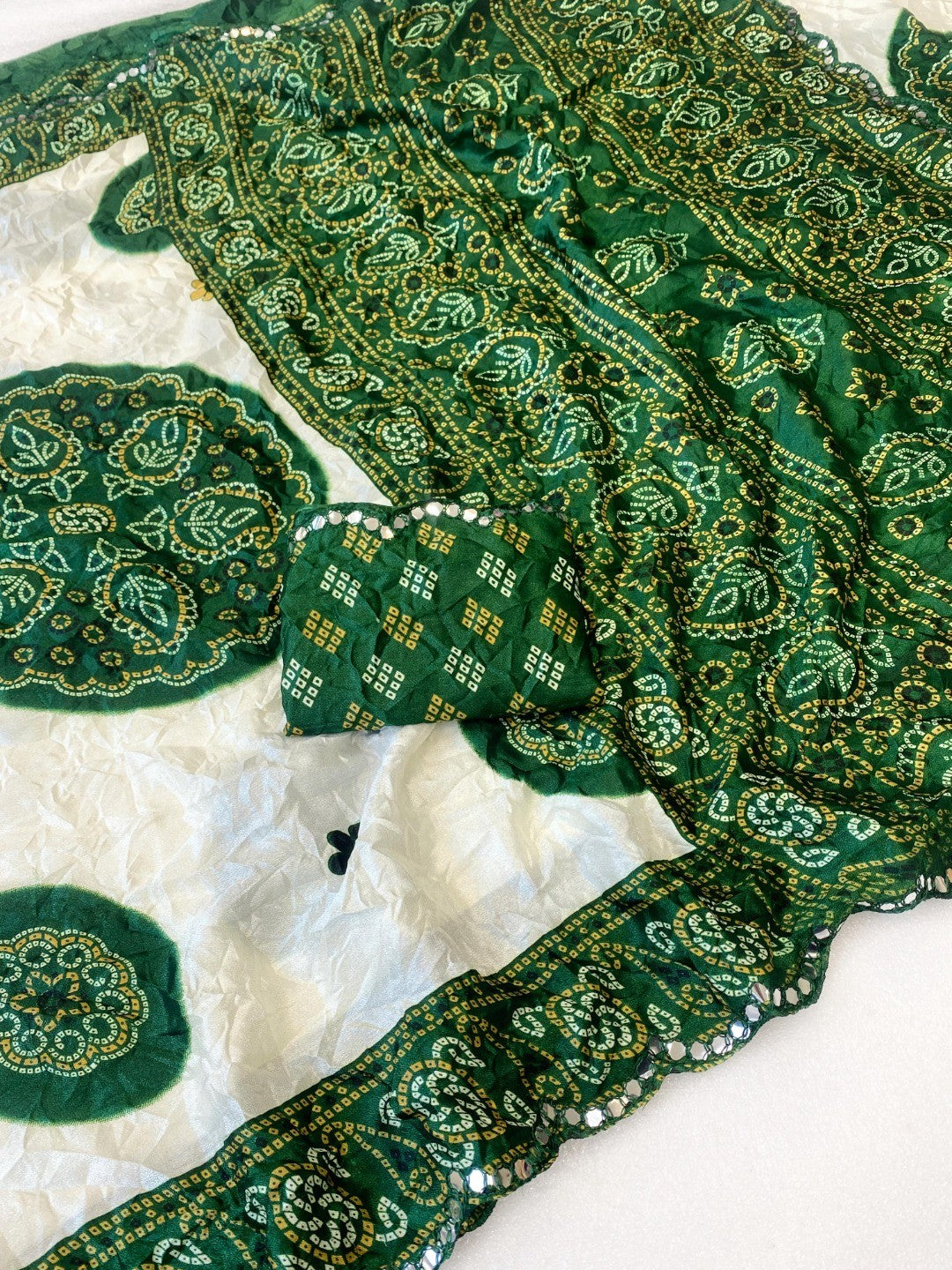 Elegant Green & White Chiffon Silk Saree With Bandhani Print - Image 3