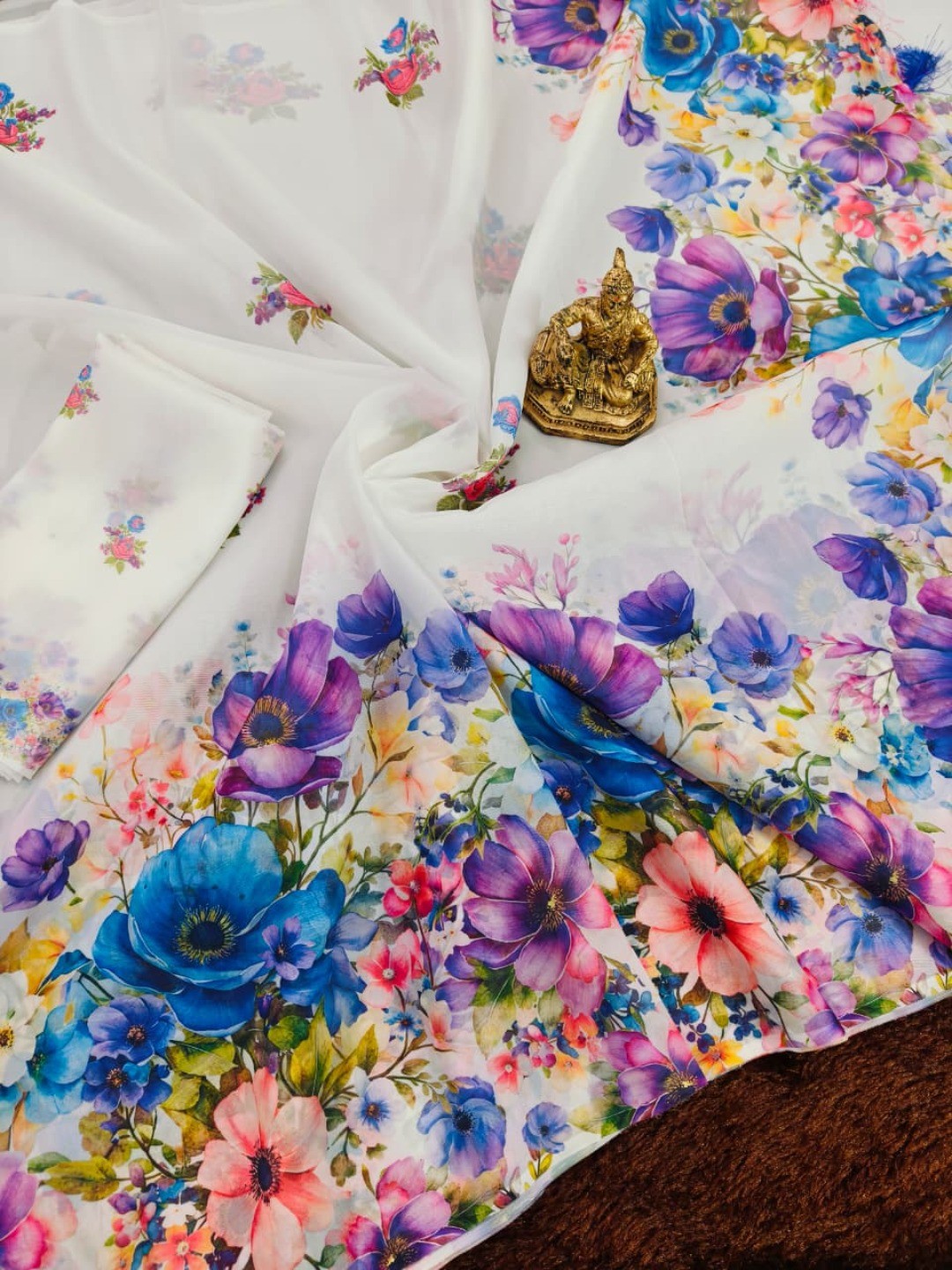Elegant White Floral Printed Organza Saree with Designer Blouse - Image 2