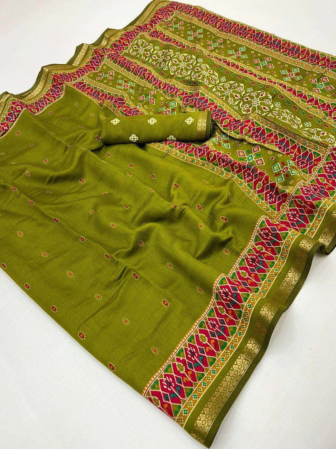 Stunning Green Viscose Saree with Border Print & Modern Look - Image 3