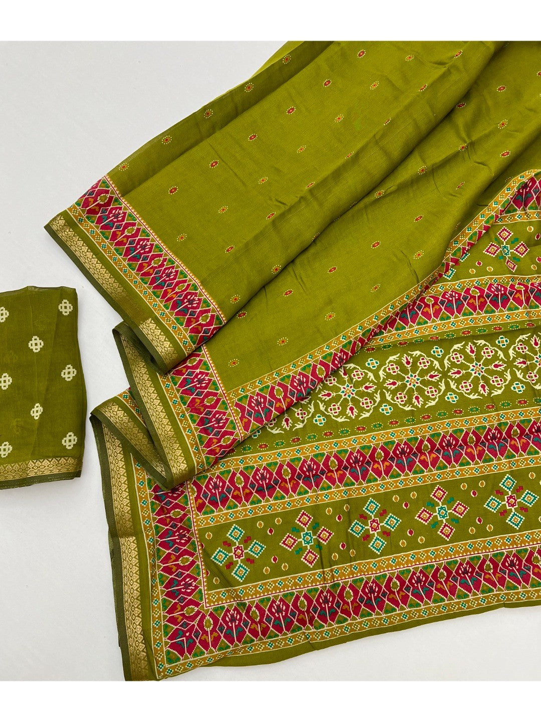 Stunning Green Viscose Saree with Border Print & Modern Look - Image 2