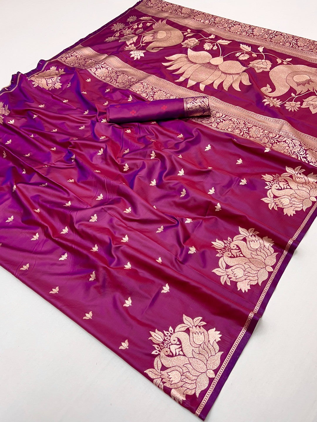 Graceful Magenta Lotus Design Art Silk Saree Adorned With Rich Zari Weaving Work - Image 1