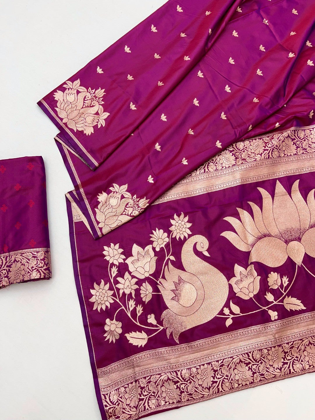 Graceful Magenta Lotus Design Art Silk Saree Adorned With Rich Zari Weaving Work - Image 2