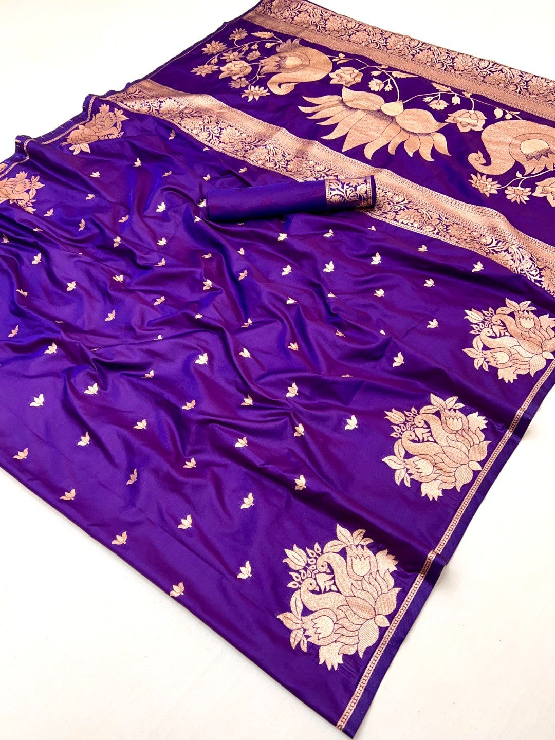 Graceful Violet Lotus Design Art Silk Saree Adorned With Rich Zari Weaving Work - Image 1