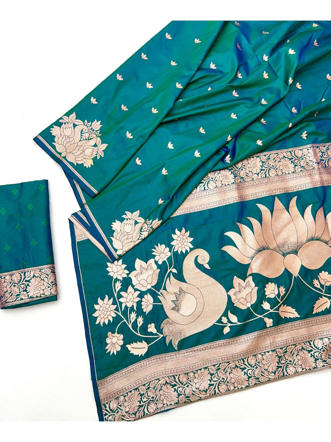 Graceful Rama Green Lotus Design Art Silk Saree Adorned With Rich Zari Weaving Work  - Image 2