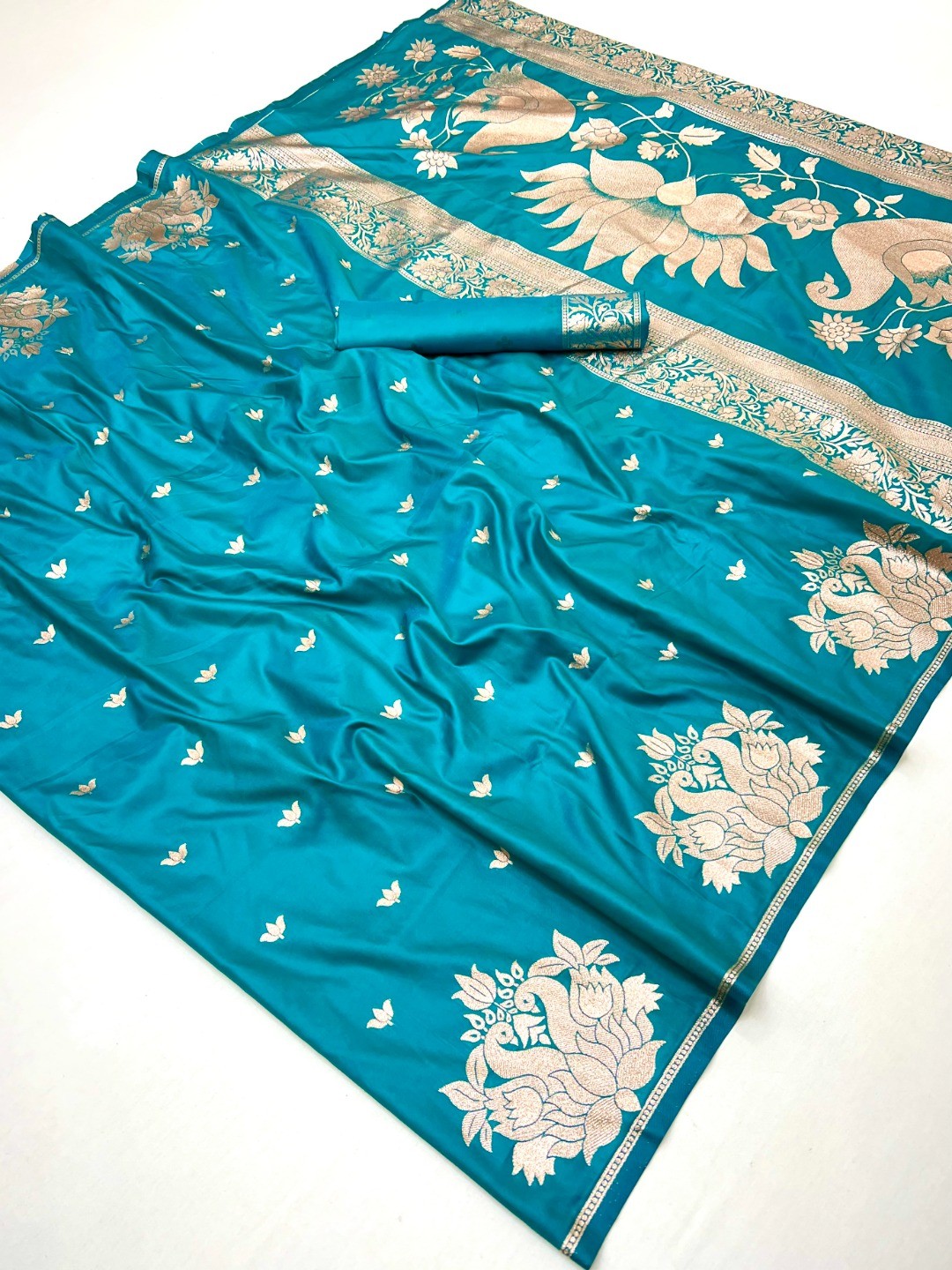Graceful Turquoise Lotus Design Art Silk Saree Adorned With Rich Zari Weaving Work - Image 1