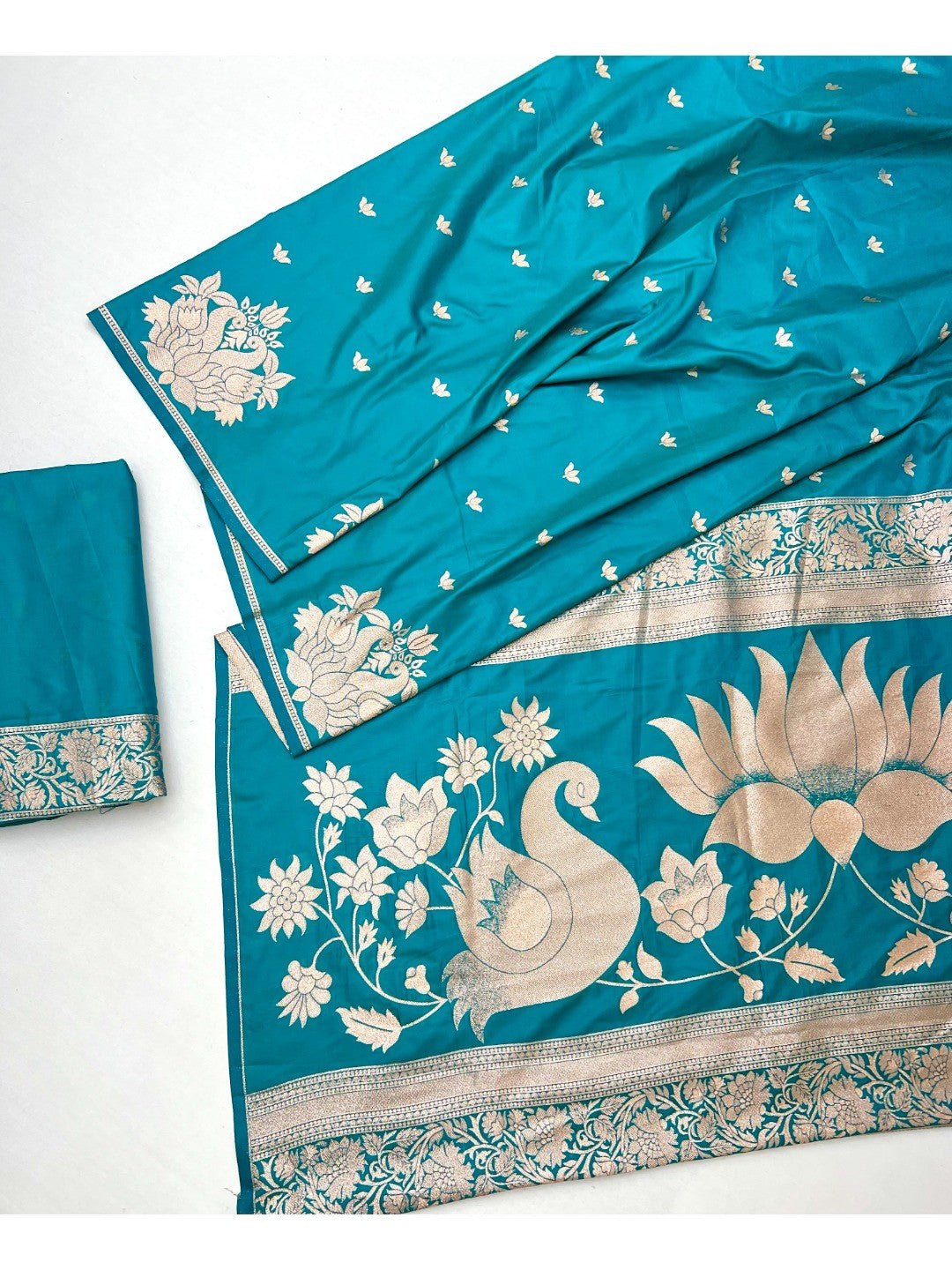 Graceful Turquoise Lotus Design Art Silk Saree Adorned With Rich Zari Weaving Work - Image 2