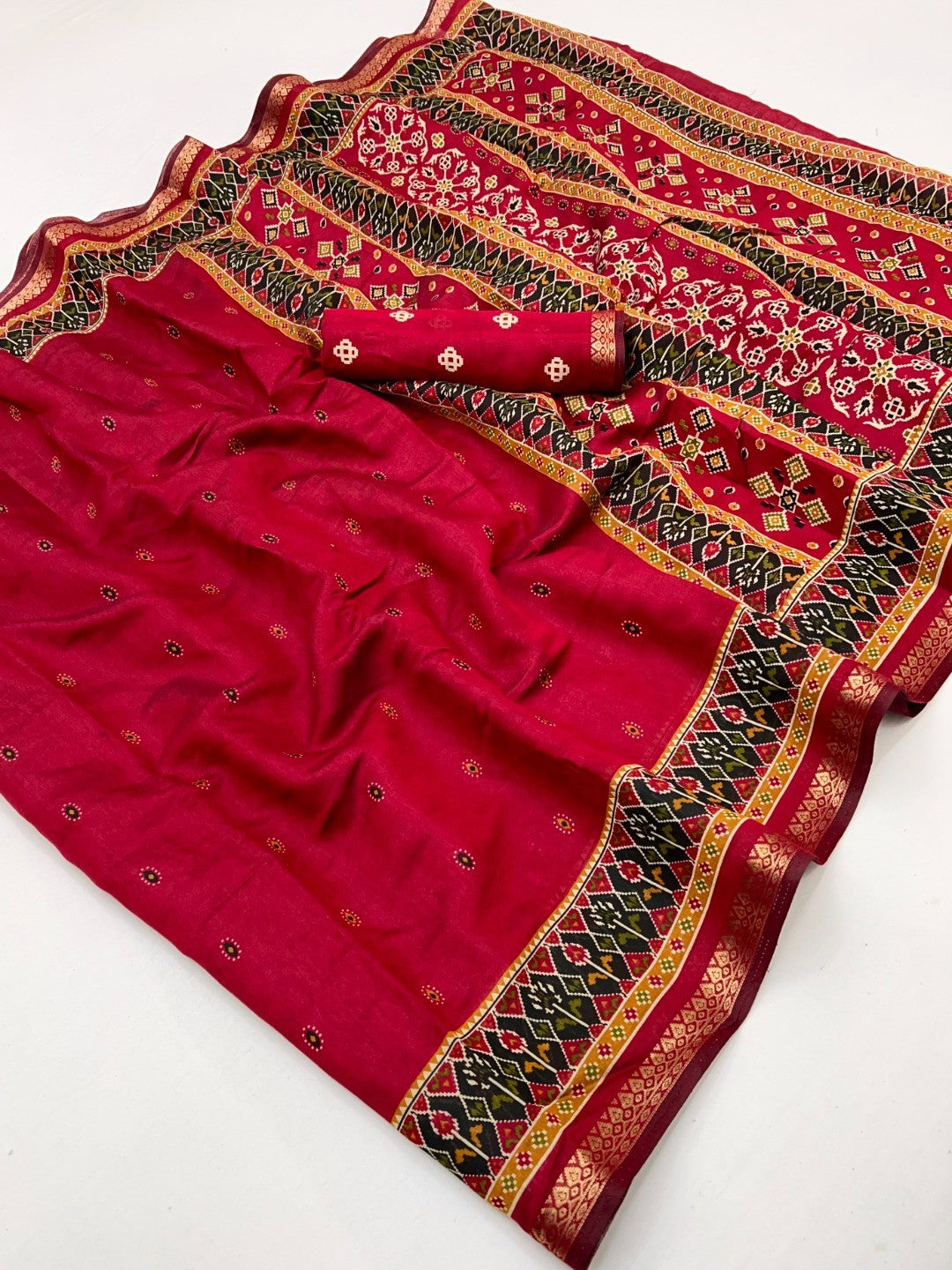 Stunning Red Viscose Saree with Traditional Print Border & Graceful Look - Image 3